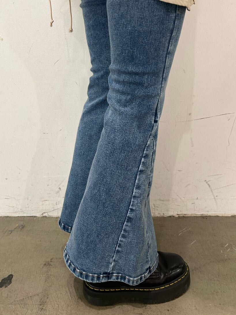 ブラック系のその他シューズ、イエロー系のハンドバッグ、ホワイト系のシャツ/ブラウスを着用したレディースの秋コーディネートの9枚目の写真