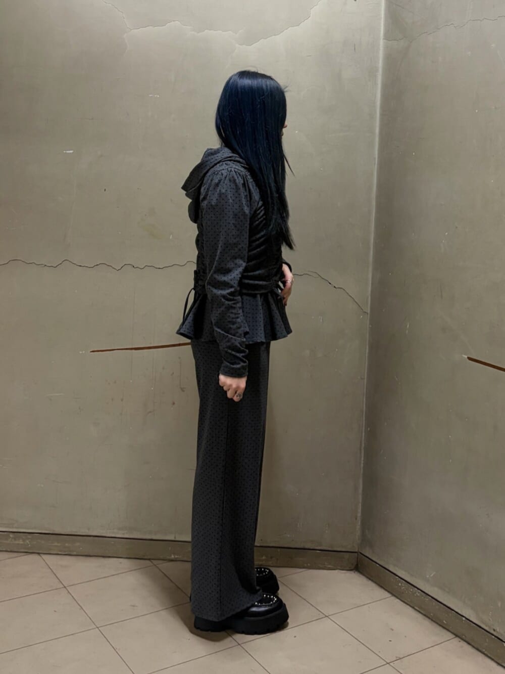 ブラック系のパーカー、グレー系のスウェットパンツ、ブラック系のローファーを着用したレディースの春コーディネートの2枚目の写真