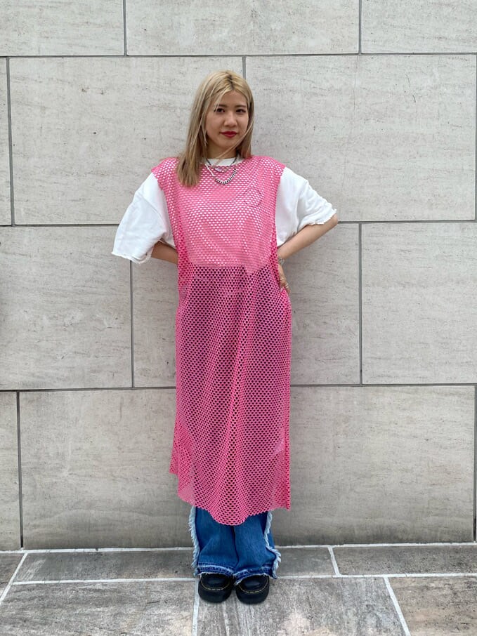 ブラック系のその他シューズ、ホワイト系のTシャツ/カットソー、ピンク系のワンピースを着用したレディースの夏コーディネートの2枚目の写真