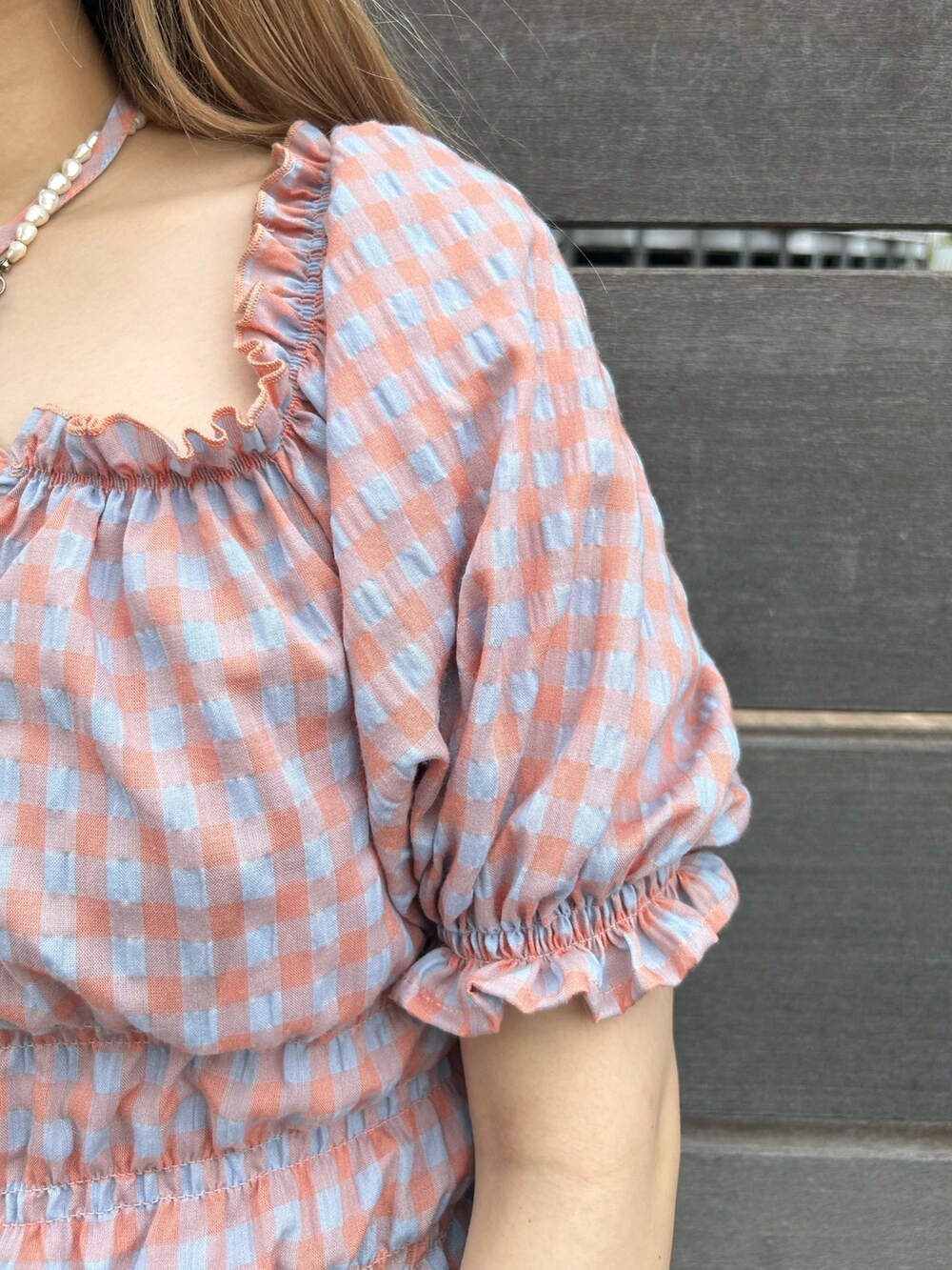 ブラック系のブーツ、オレンジ系のシャツ/ブラウス、グリーン系のスカートを着用したレディースの夏コーディネートの6枚目の写真