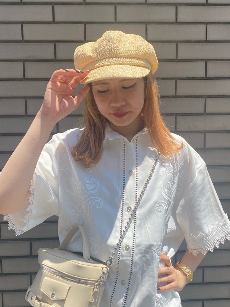 ホワイト系のショルダーバッグ、ブラック系のデニムパンツ、ホワイト系のシャツ/ブラウスを着用したレディースの夏コーディネートの5枚目の写真