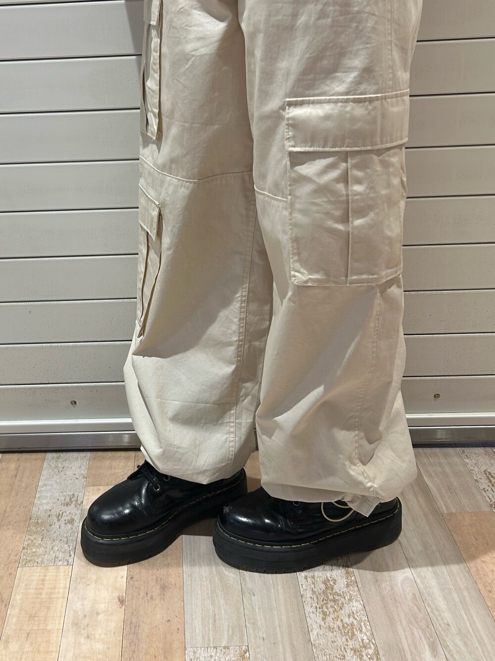 ブラック系のブーツ、ホワイト系のTシャツ/カットソー、ブルー系のジャージを着用したレディースの秋コーディネートの6枚目の写真