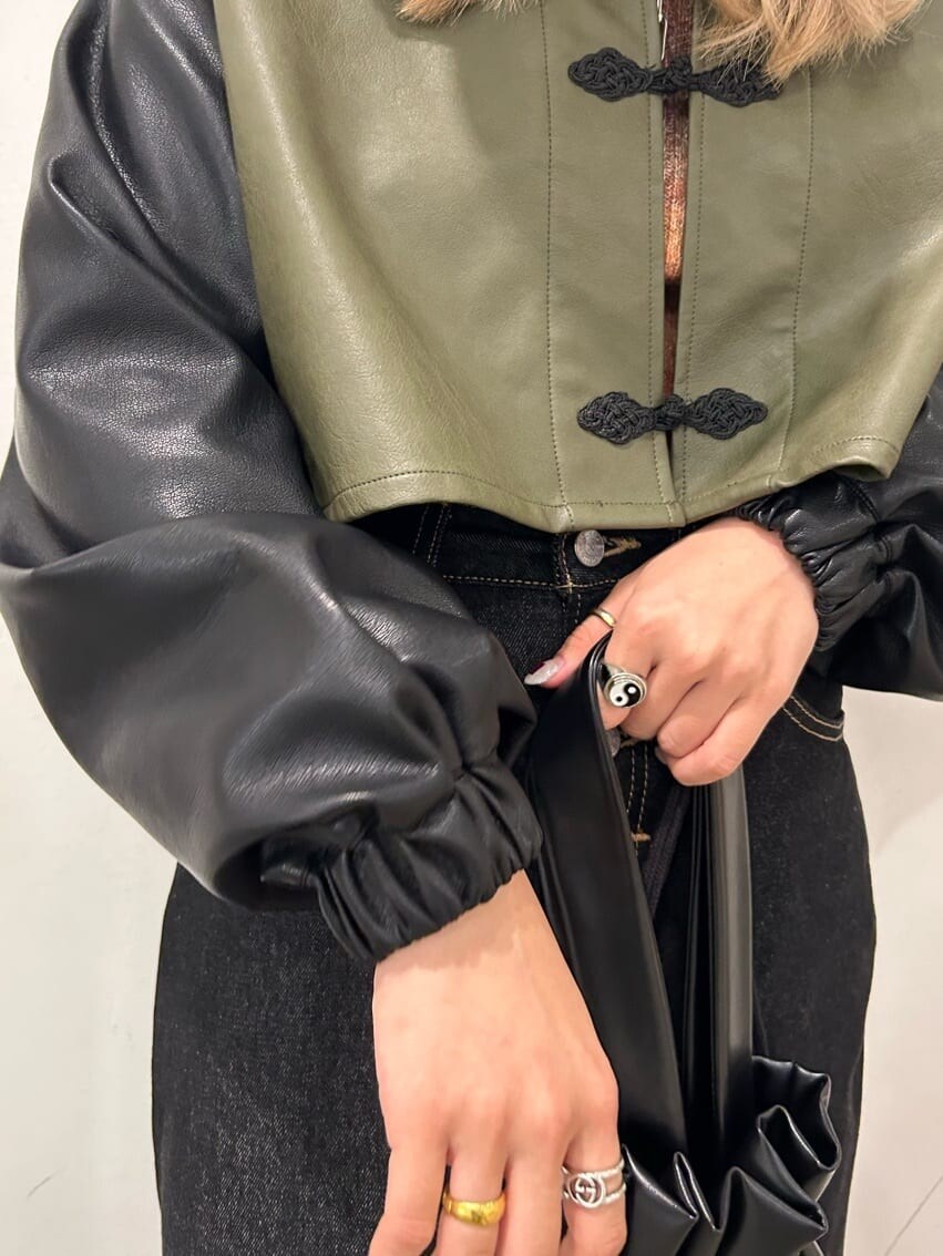 ブラック系のデニムスカート、ブラック系のその他シューズ、ブラック系のバックパック/リュックを着用したレディースの秋コーディネートの7枚目の写真