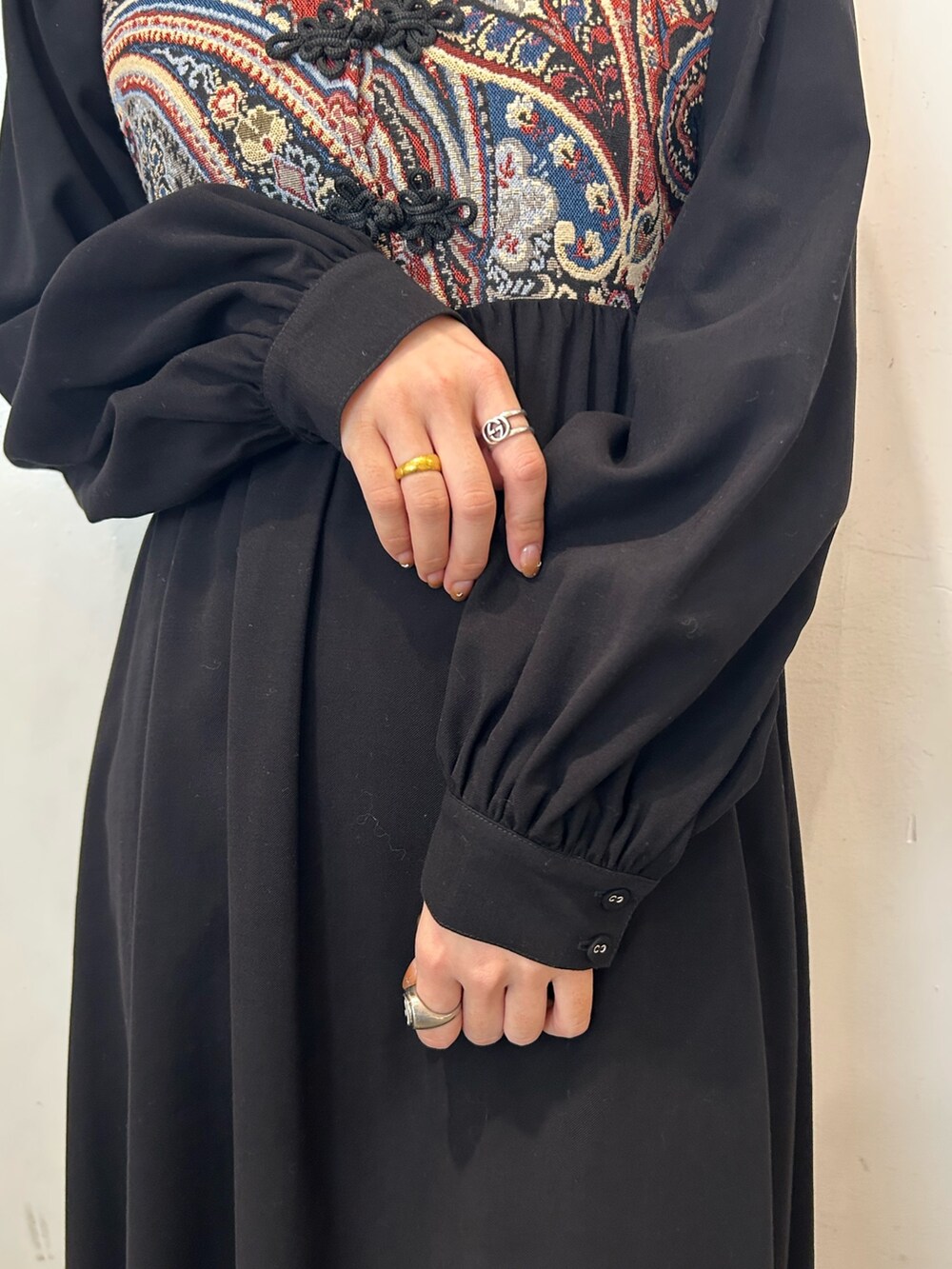 ブラック系のワンピース、ブラック系のブーツを着用したレディースの秋コーディネートの5枚目の写真