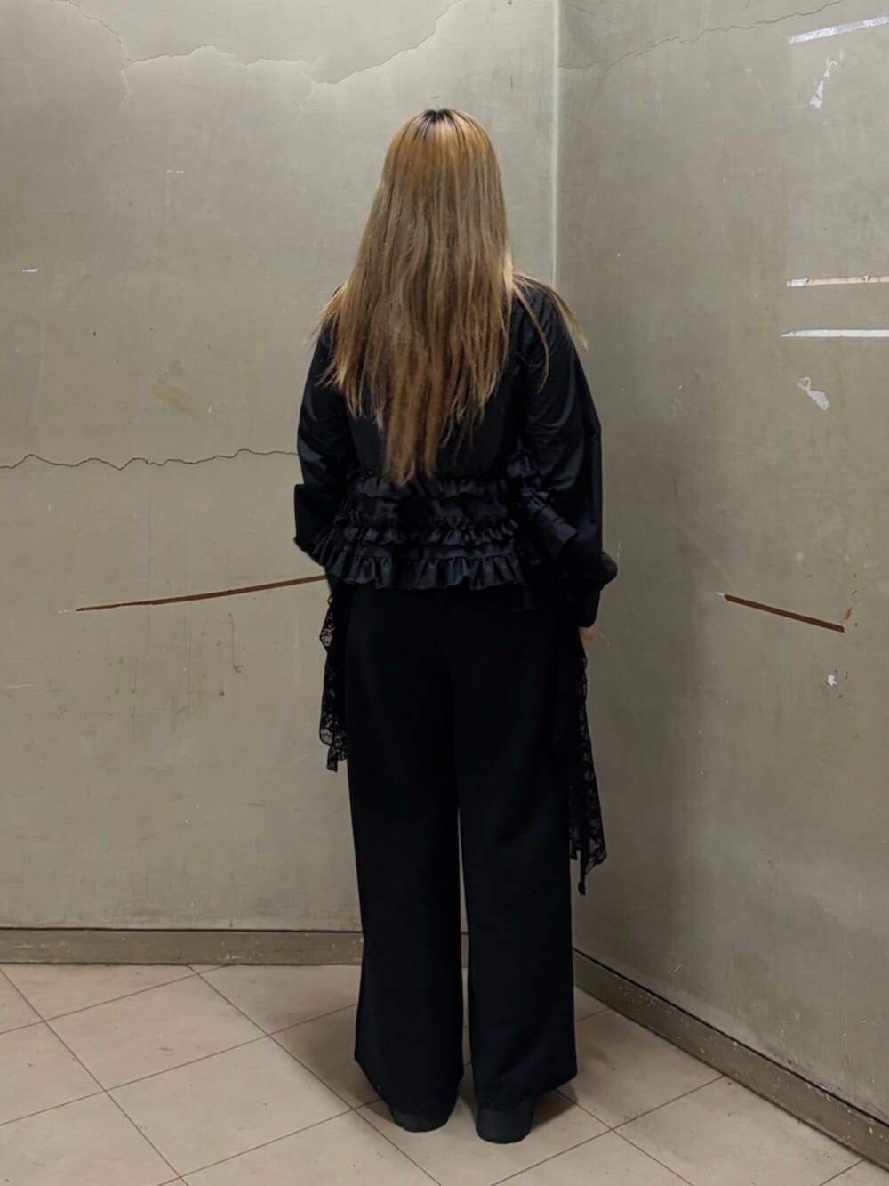 ブラック系のローファー、ブラック系のシャツ/ブラウス、ブラック系のスウェットパンツを着用したレディースの冬コーディネートの3枚目の写真