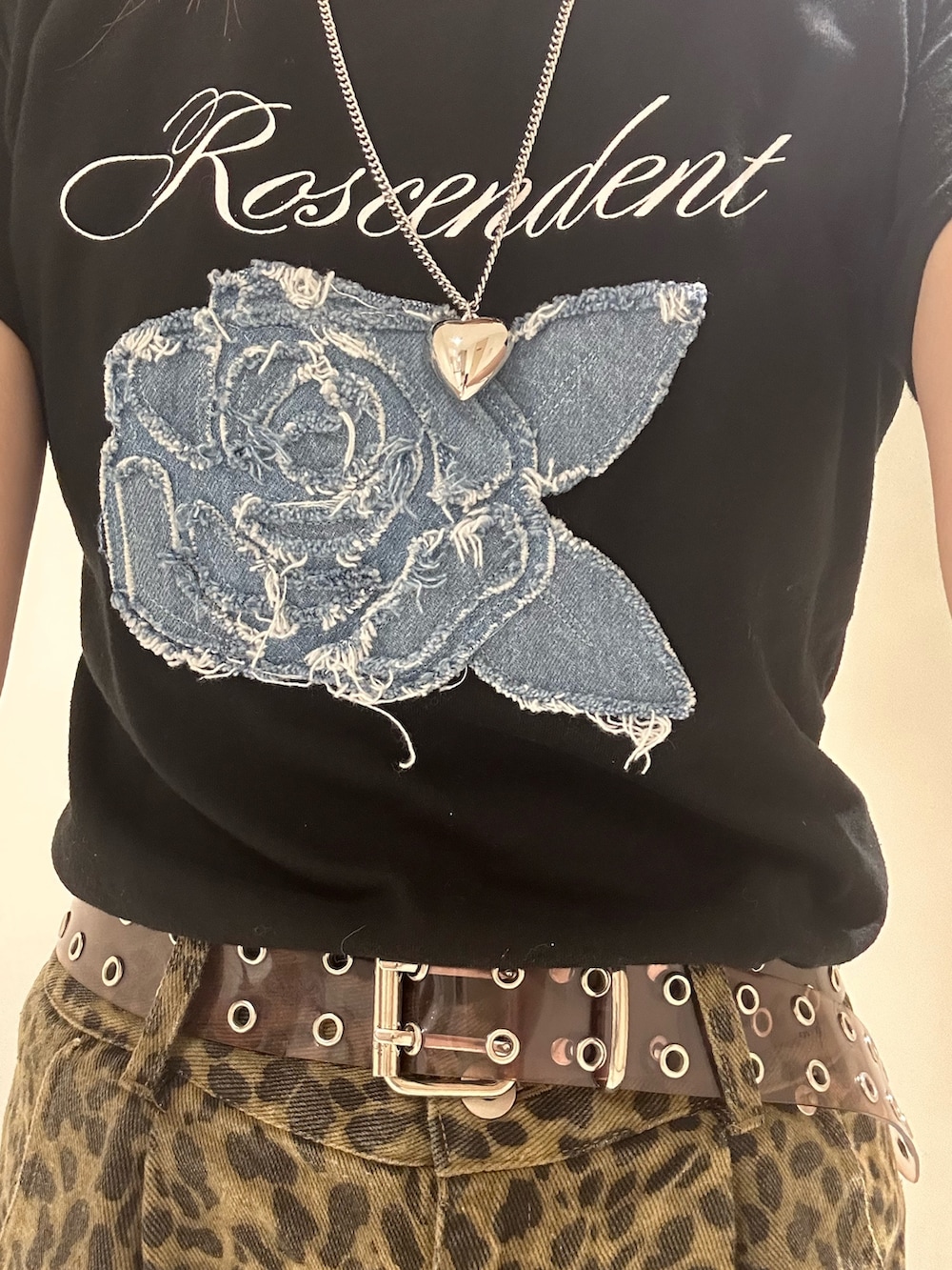 ブラウン系のその他パンツ、ブラック系のTシャツ/カットソー、ブラック系のブーツを着用したレディースの夏コーディネートの5枚目の写真