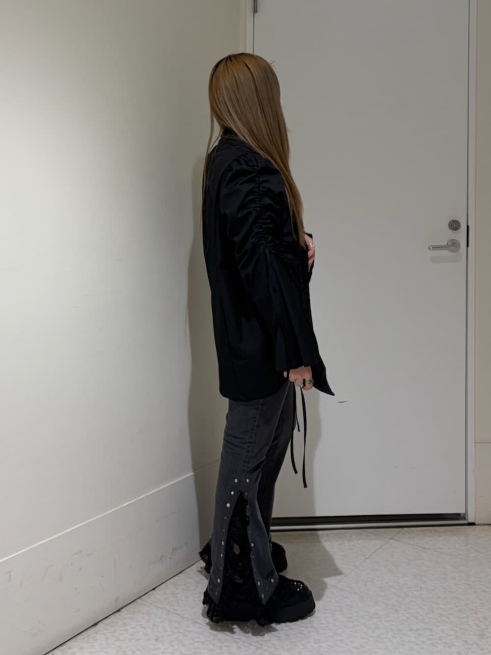 ブラック系のローファー、ブラック系のテーラードジャケット、グレー系のTシャツ/カットソーを着用したレディースの冬コーディネートの2枚目の写真