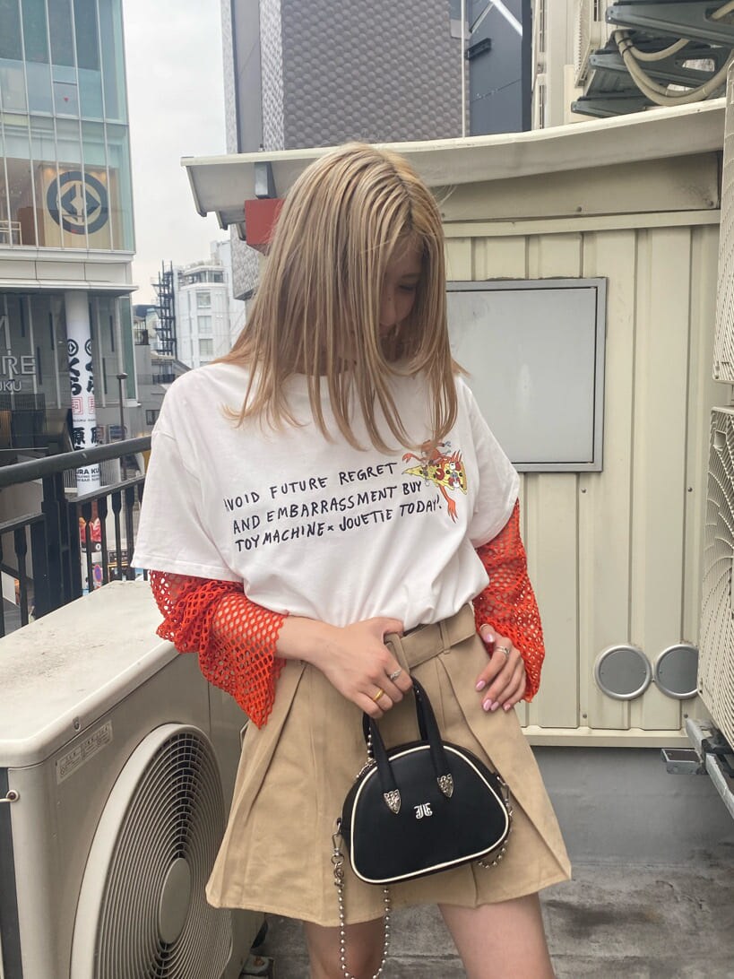 オレンジ系のTシャツ/カットソー、ベージュ系のその他パンツ、ブラック系のその他シューズを着用したレディースの夏コーディネートの6枚目の写真