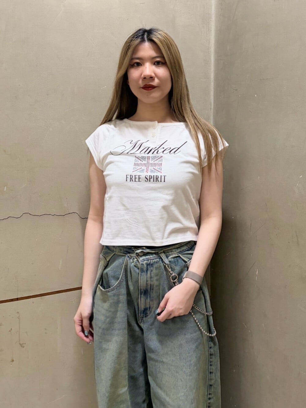 ブルー系のデニムパンツ、ホワイト系のTシャツ/カットソーを着用したレディースの春コーディネートの5枚目の写真