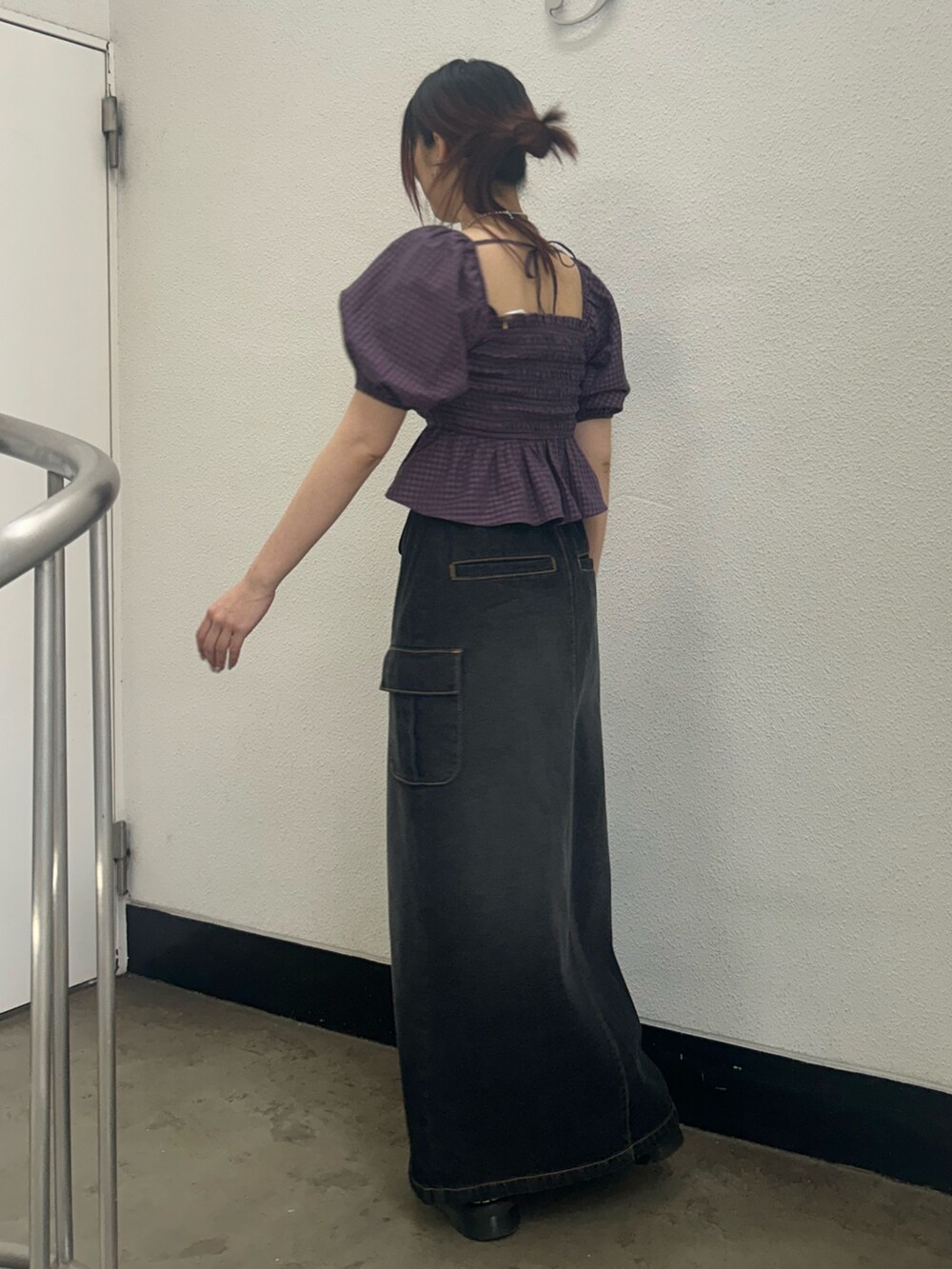 ピンク系のシャツ/ブラウス、ブラック系のデニムスカート、ブラック系のブーツを着用したレディースの夏コーディネートの3枚目の写真