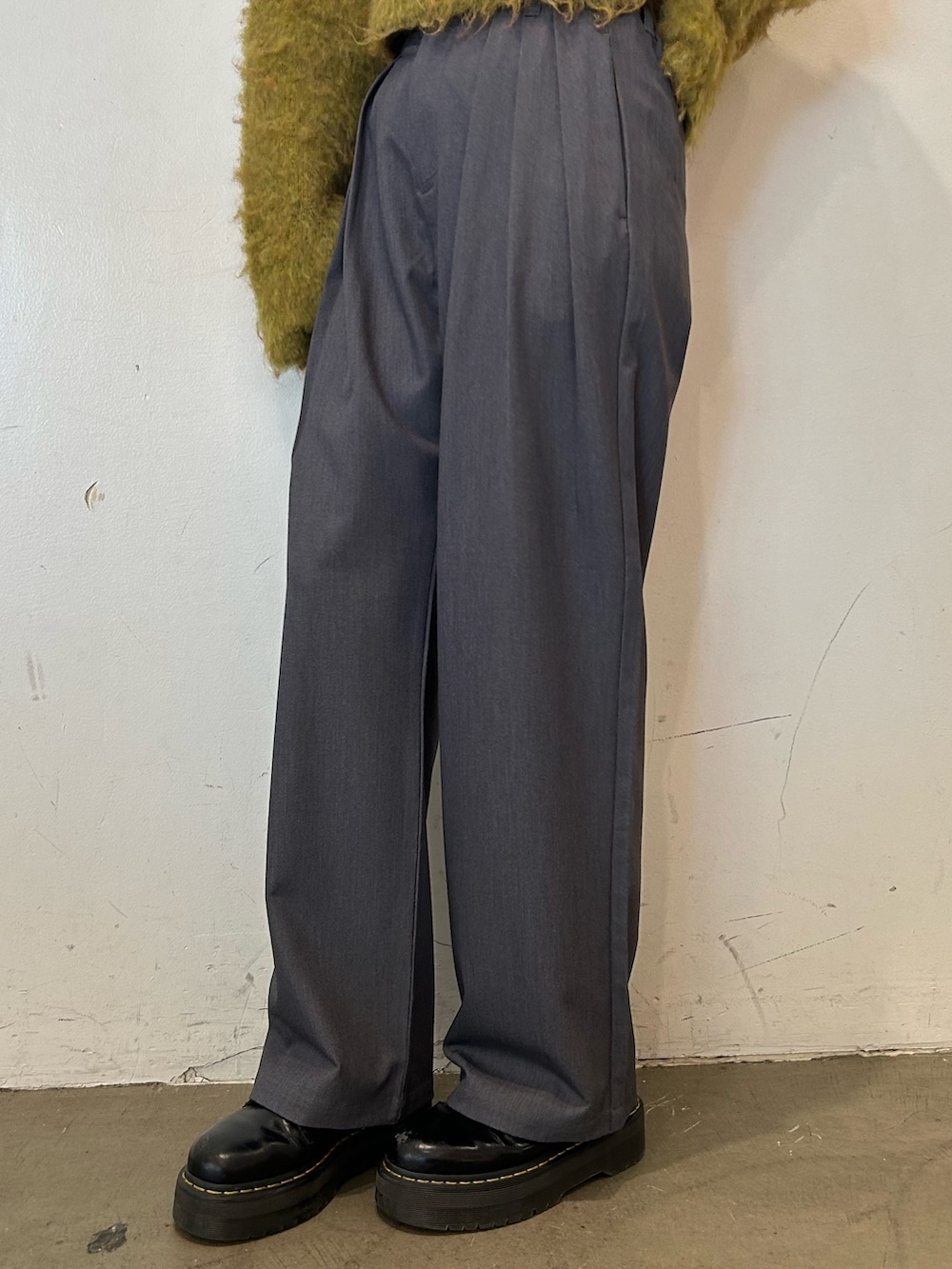 ブラック系のブーツ、イエロー系のニット/セーター、グレー系のその他パンツを着用したレディースの秋コーディネートの5枚目の写真