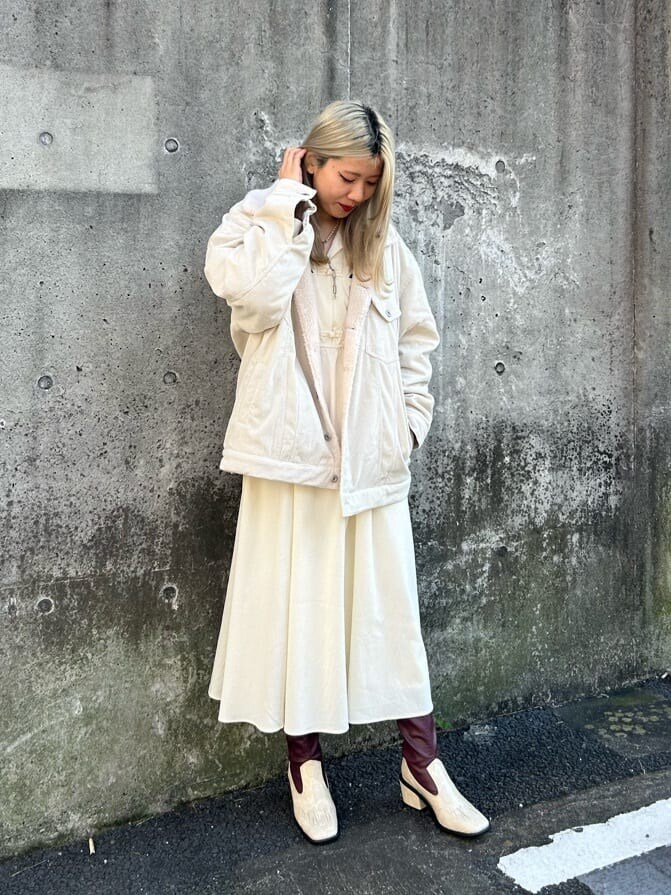ホワイト系のその他アウター、ホワイト系のブーツ、ホワイト系のワンピースを着用したレディースの秋コーディネートの2枚目の写真