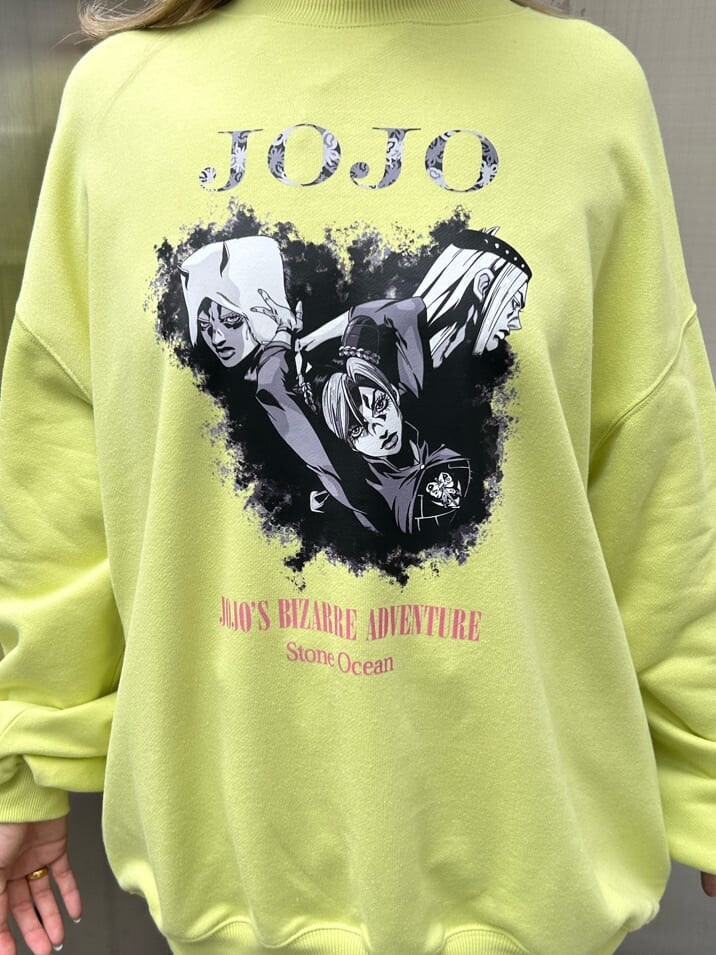 ブラック系のその他シューズ、ブラック系のスタジャン、グリーン系のスウェットを着用したレディースの秋コーディネートの8枚目の写真