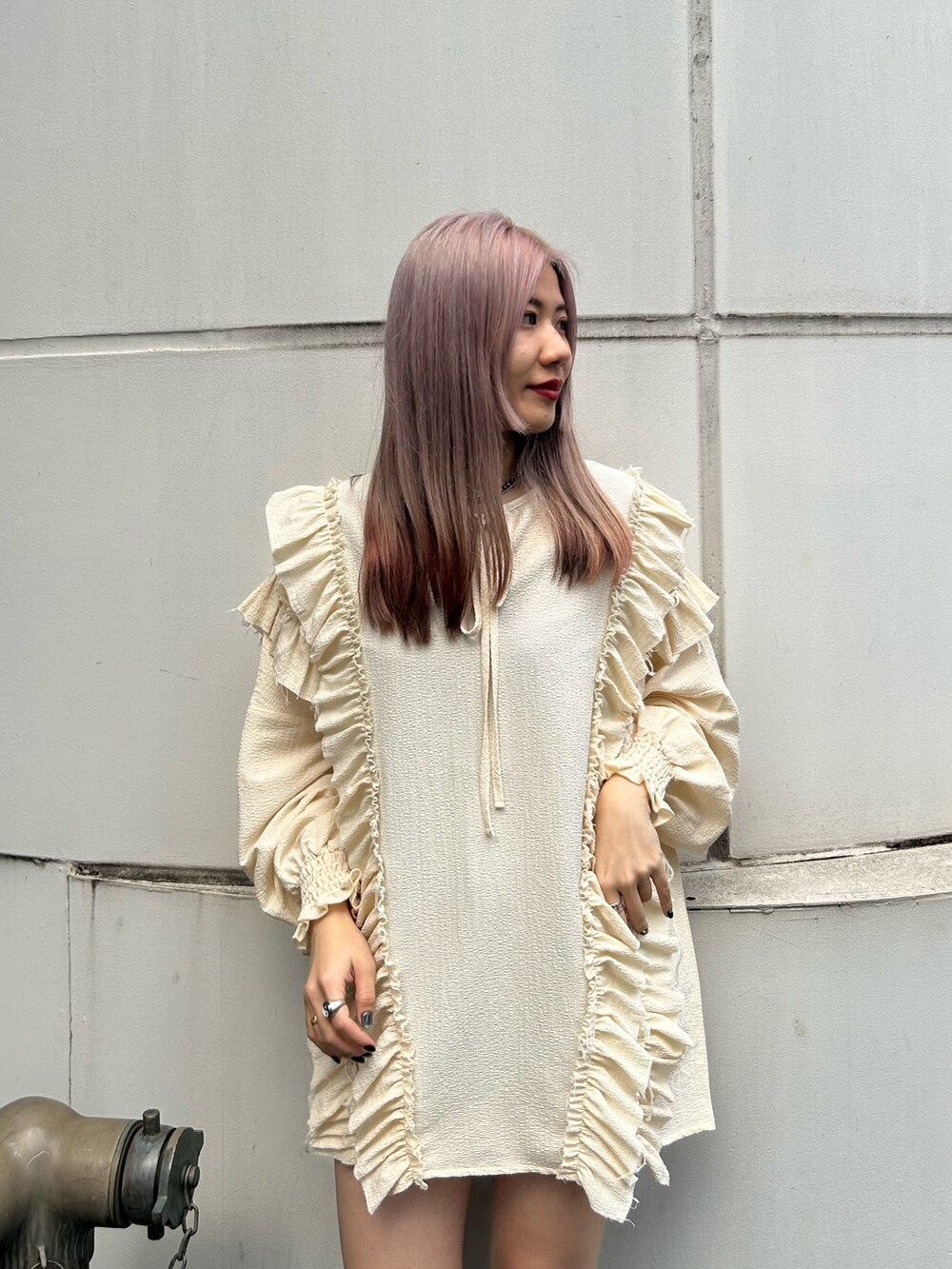 ホワイト系のシャツ/ブラウス、ブルー系のデニムパンツ、レッド系のブーツを着用したレディースの冬コーディネートの4枚目の写真