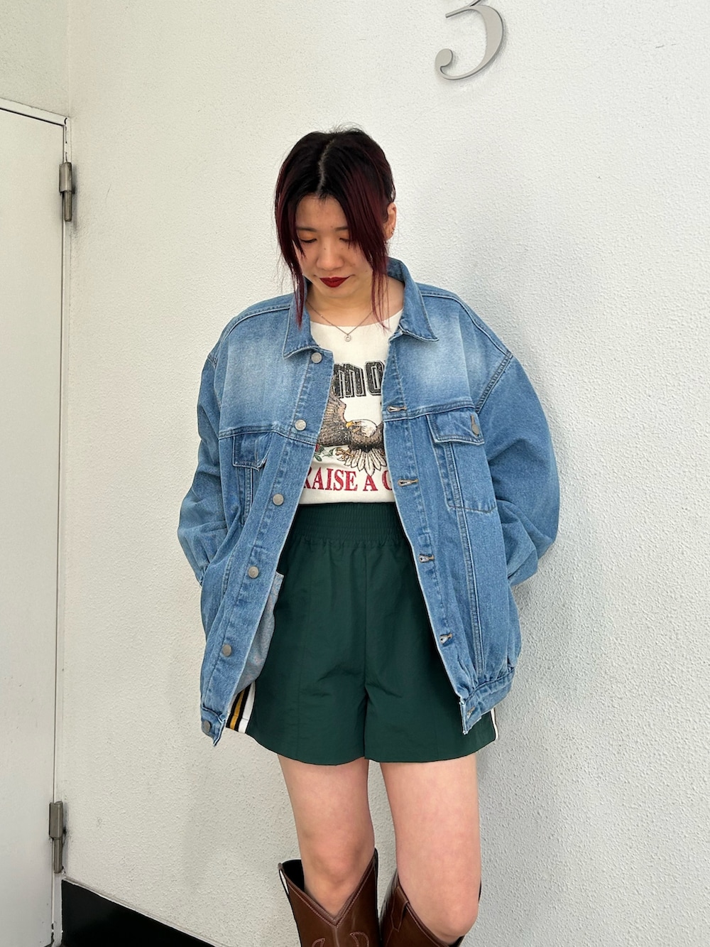 ブラウン系のブーツ、グリーン系のその他パンツ、ブルー系のデニムジャケットを着用したレディースの春コーディネートの4枚目の写真