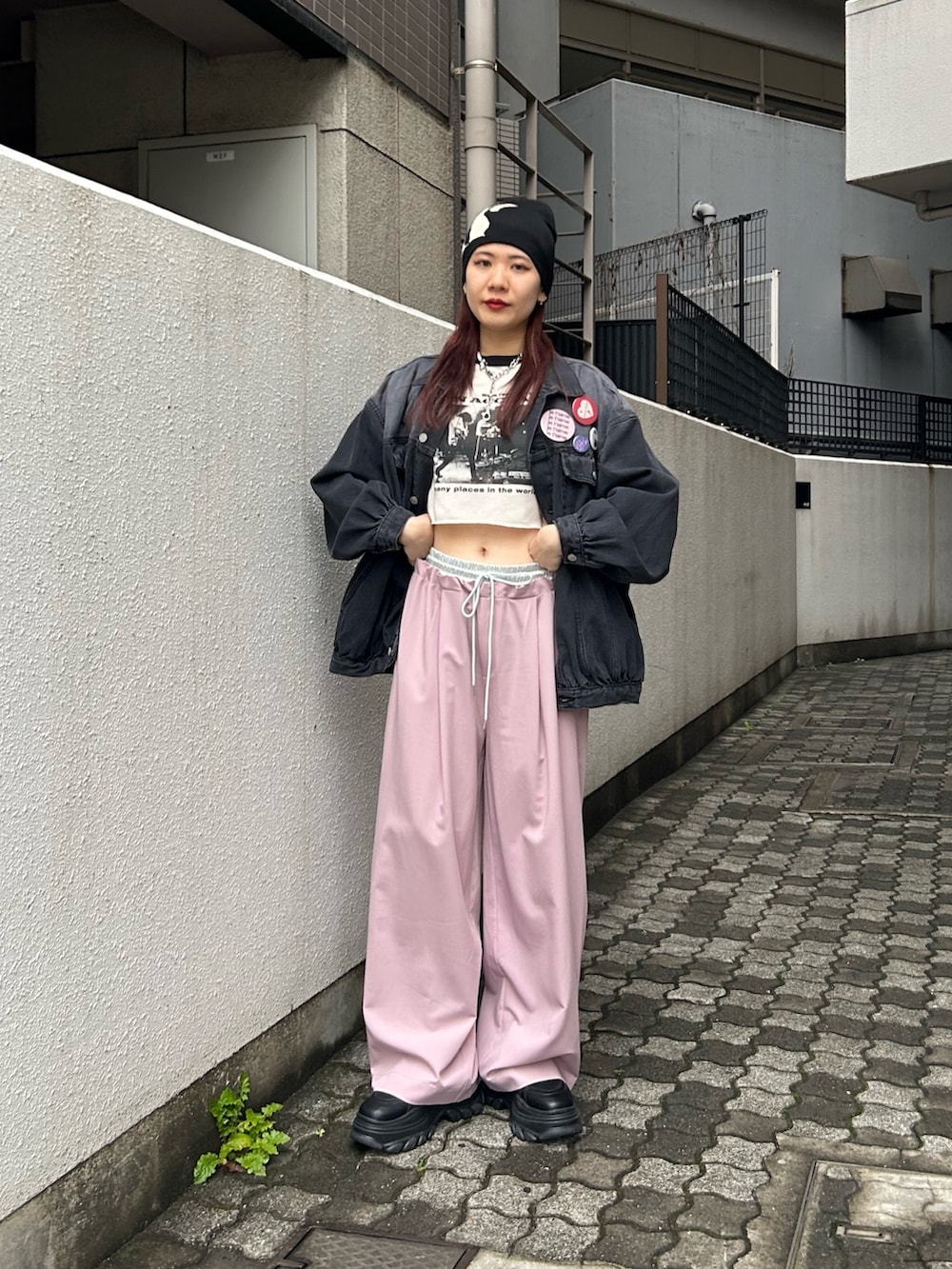 ブラック系のスニーカー、ピンク系のその他パンツ、ホワイト系のTシャツ/カットソーを着用したレディースの春コーディネートの2枚目の写真