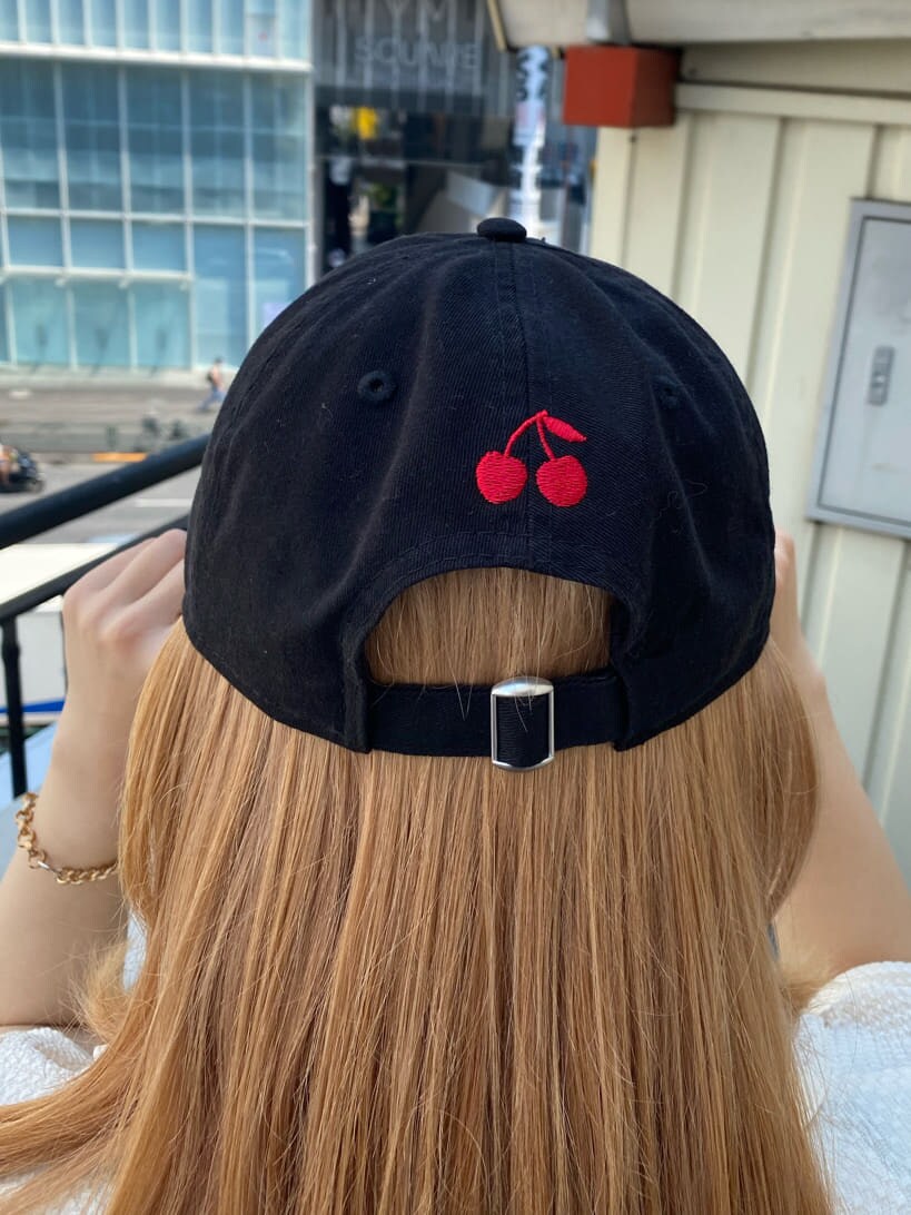 ブラック系のデニムパンツ、ホワイト系のシャツ/ブラウス、ブラック系のその他シューズを着用したレディースの夏コーディネートの10枚目の写真