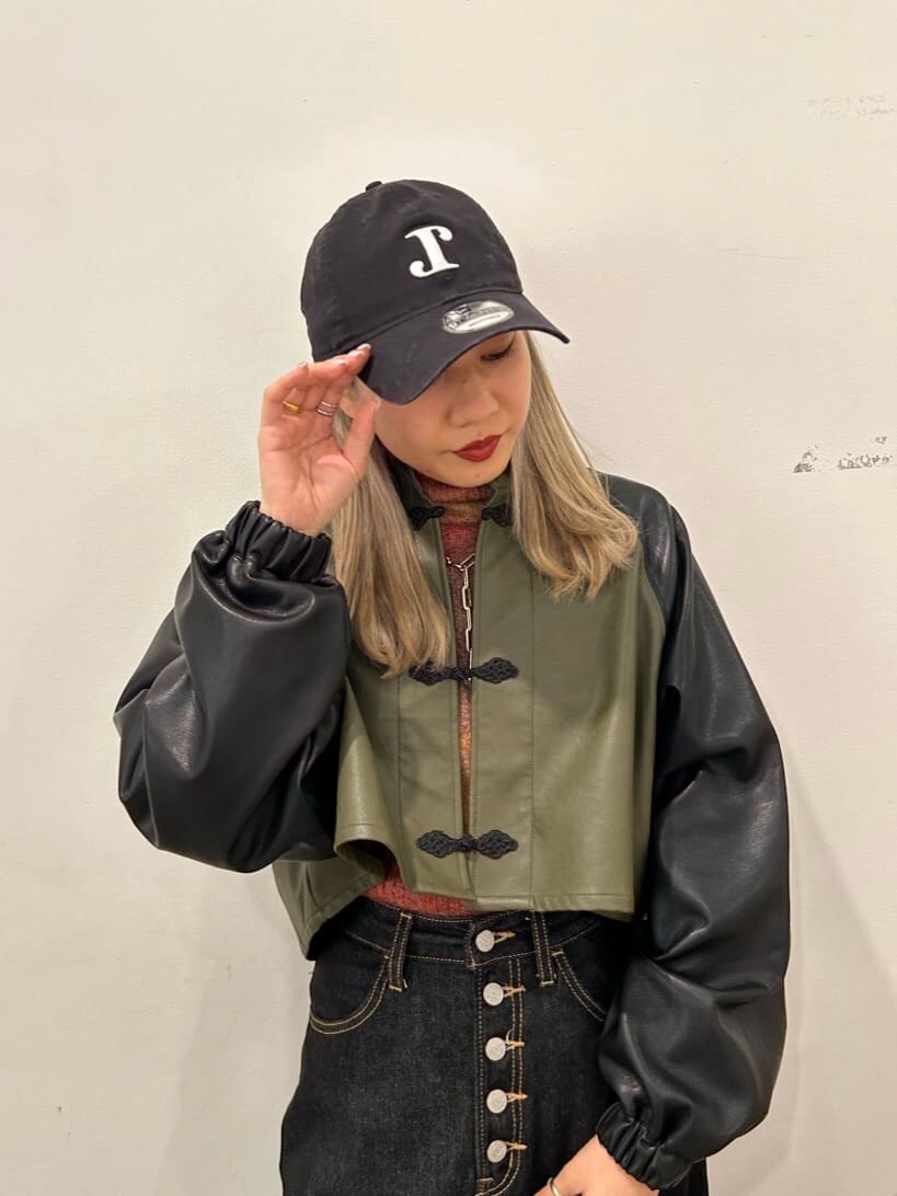 ブラック系のデニムスカート、ブラック系のその他シューズ、ブラック系のバックパック/リュックを着用したレディースの秋コーディネートの4枚目の写真