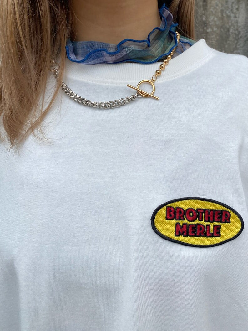 グリーン系のTシャツ/カットソー、ブルー系のその他パンツ、ブラック系のその他シューズを着用したレディースの夏コーディネートの7枚目の写真