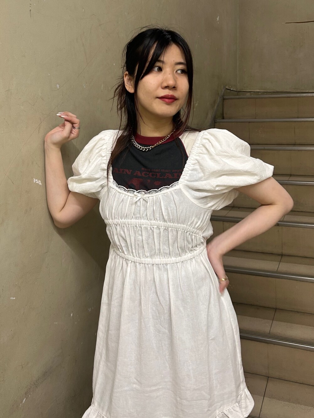 ホワイト系のワンピース、ブラック系のTシャツ/カットソー、ブラック系のその他パンツを着用したレディースの夏コーディネートの4枚目の写真