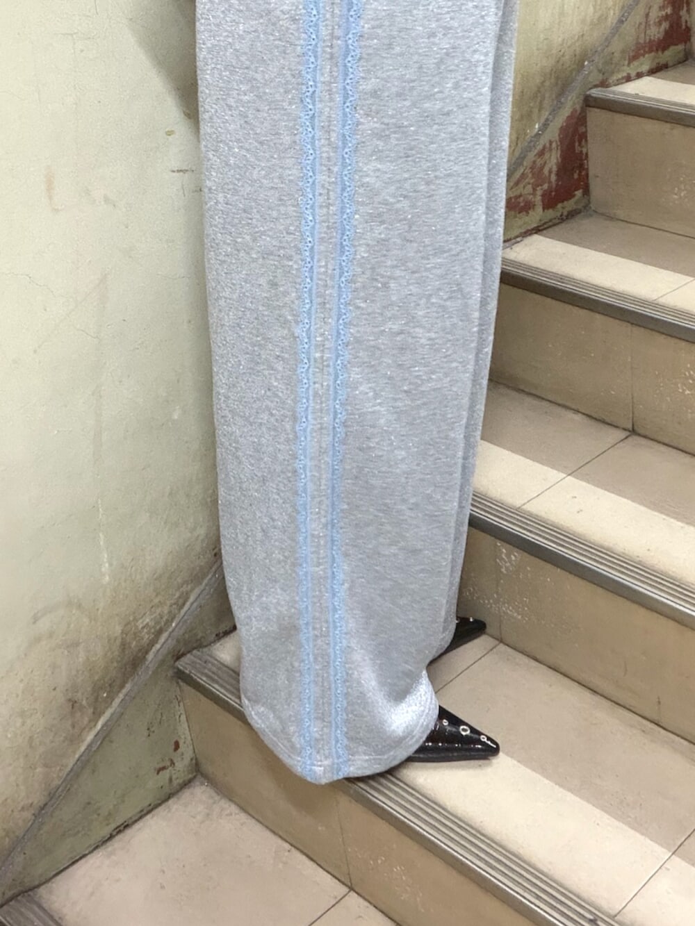 ブラック系のシャツ/ブラウス、ブラック系のパンプス、グレー系のその他パンツを着用したレディースの春コーディネートの7枚目の写真