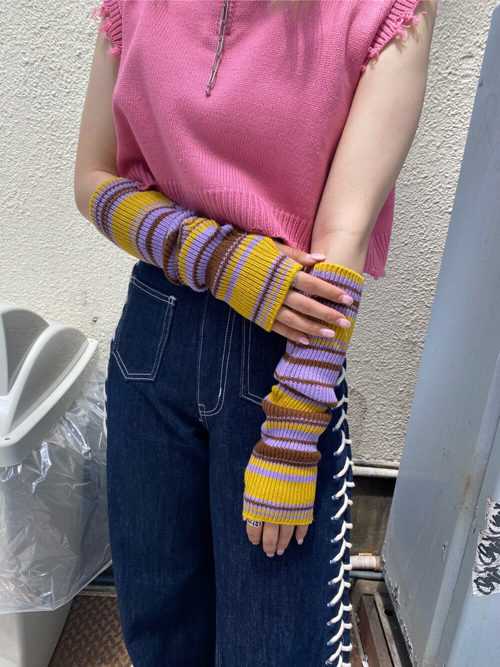 ブラック系のその他シューズ、ピンク系のベスト、ブルー系のデニムパンツを着用したレディースの夏コーディネートの9枚目の写真