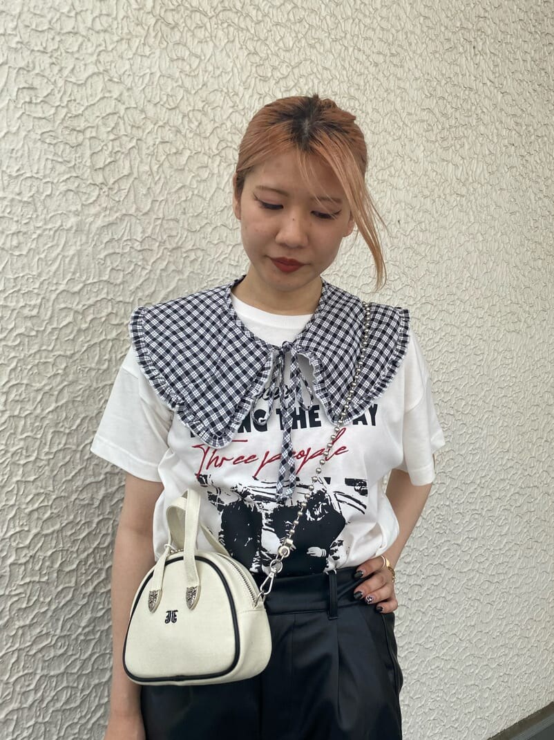 ブラック系のブーツ、ホワイト系のTシャツ/カットソー、ホワイト系のボストンバッグを着用したレディースの夏コーディネートの5枚目の写真