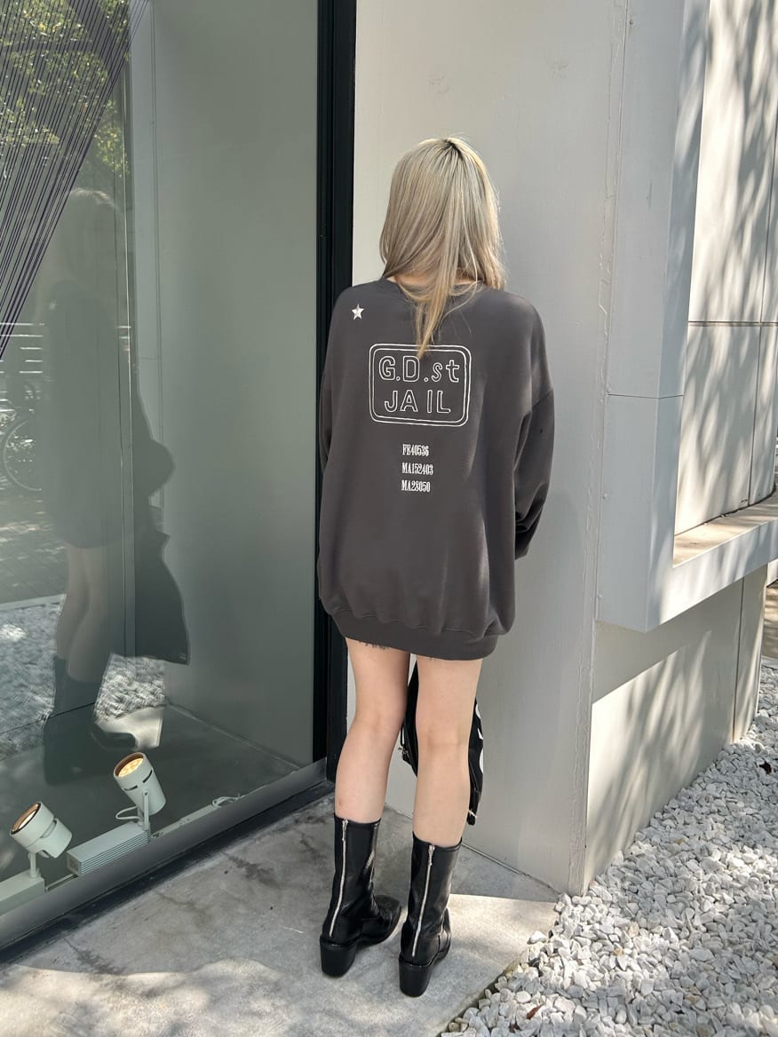 ブラック系のデニムパンツ、ブラック系のバックパック/リュック、ブラック系のブーツを着用したレディースの秋コーディネートの3枚目の写真