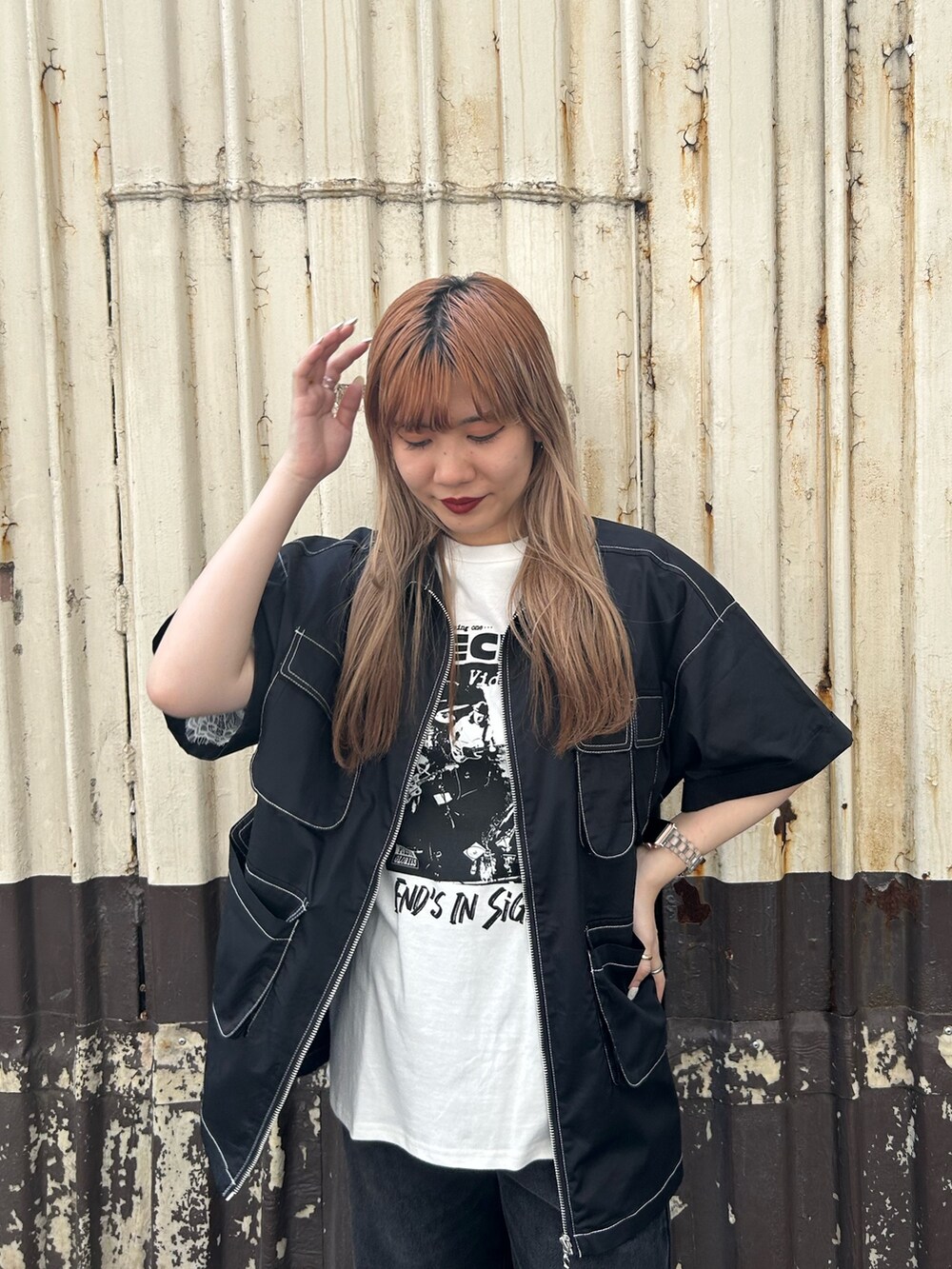 ブラック系のブーツ、ブラック系のデニムパンツ、ホワイト系のTシャツ/カットソーを着用したレディースの夏コーディネートの5枚目の写真