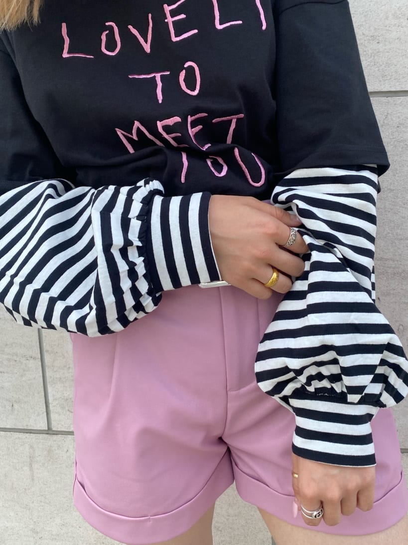 ホワイト系のブーツ、ピンク系のその他パンツ、ブラック系のTシャツ/カットソーを着用したレディースの夏コーディネートの8枚目の写真