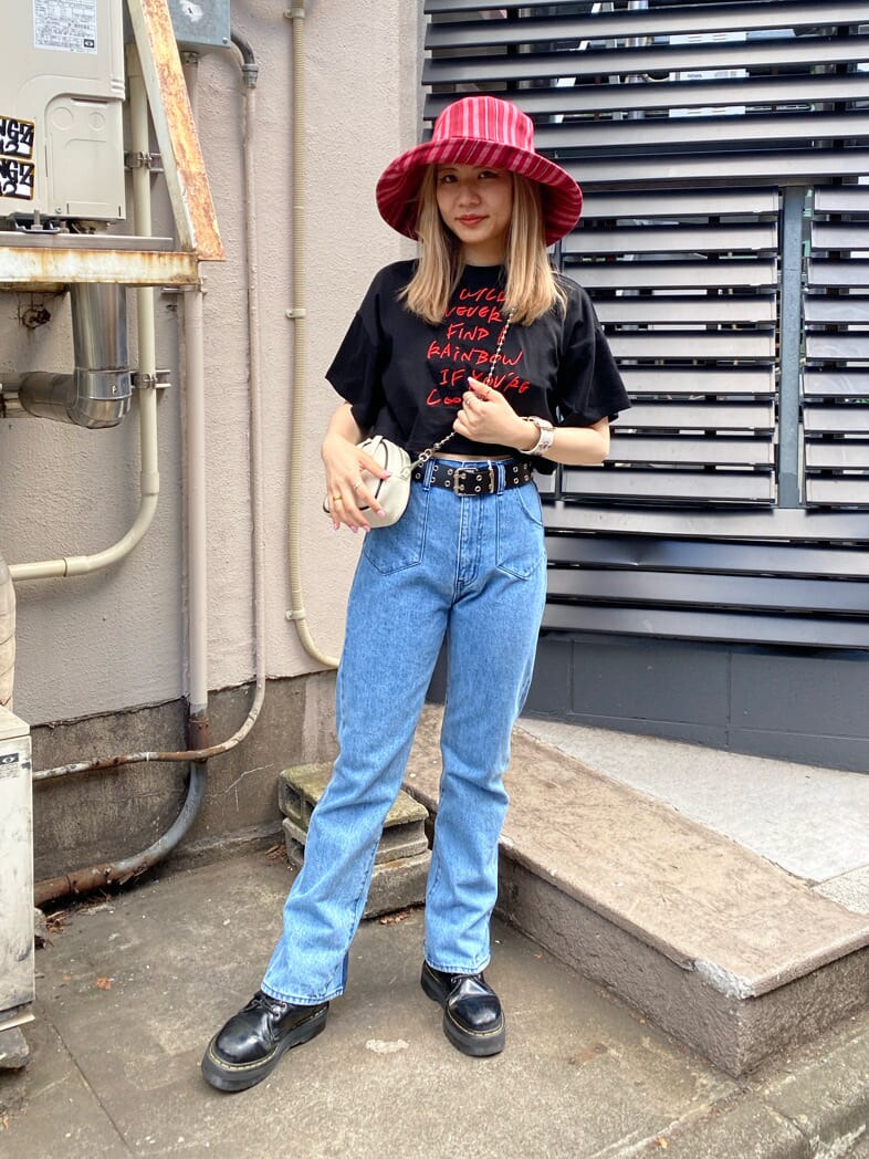 ブルー系のデニムパンツ、ブラック系のその他シューズ、ブラック系のTシャツ/カットソーを着用したレディースの夏コーディネートの2枚目の写真