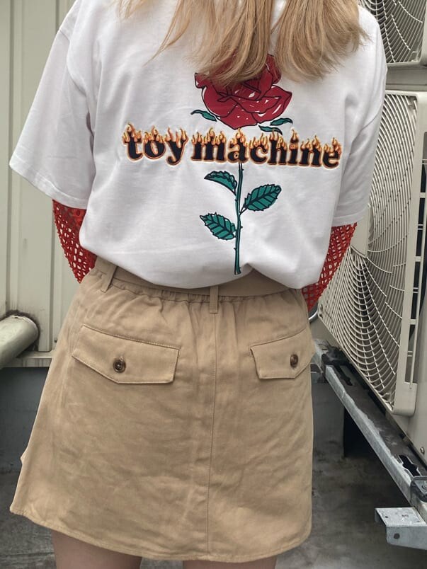 オレンジ系のTシャツ/カットソー、ベージュ系のその他パンツ、ブラック系のその他シューズを着用したレディースの夏コーディネートの9枚目の写真