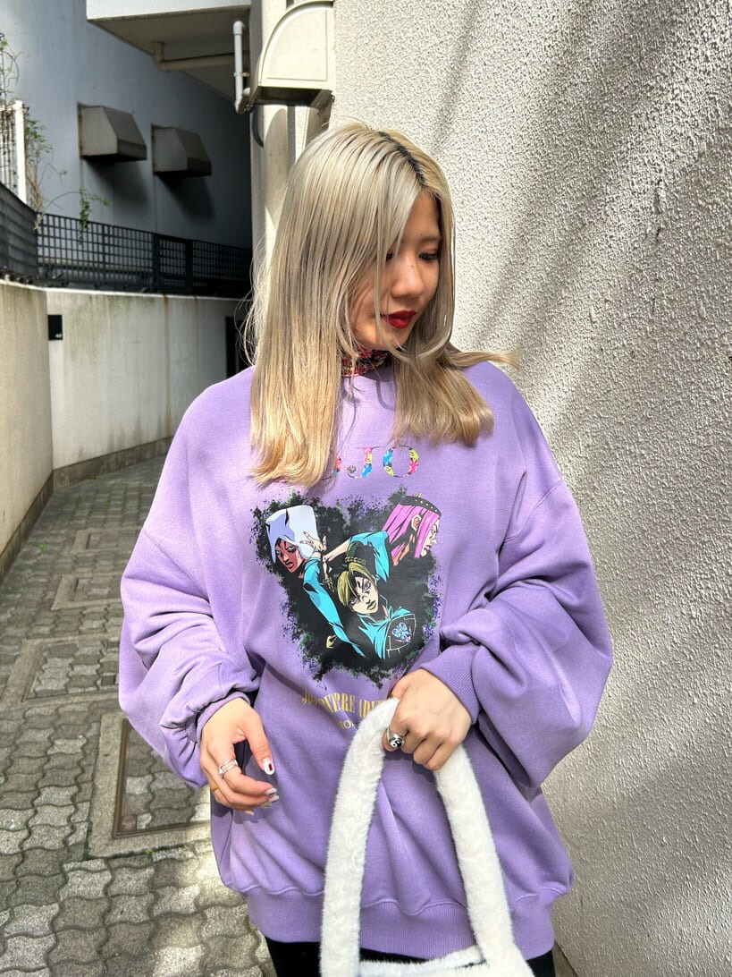 ブラック系のその他シューズ、ホワイト系のハンドバッグ、ブラック系のスカートを着用したレディースの秋コーディネートの6枚目の写真