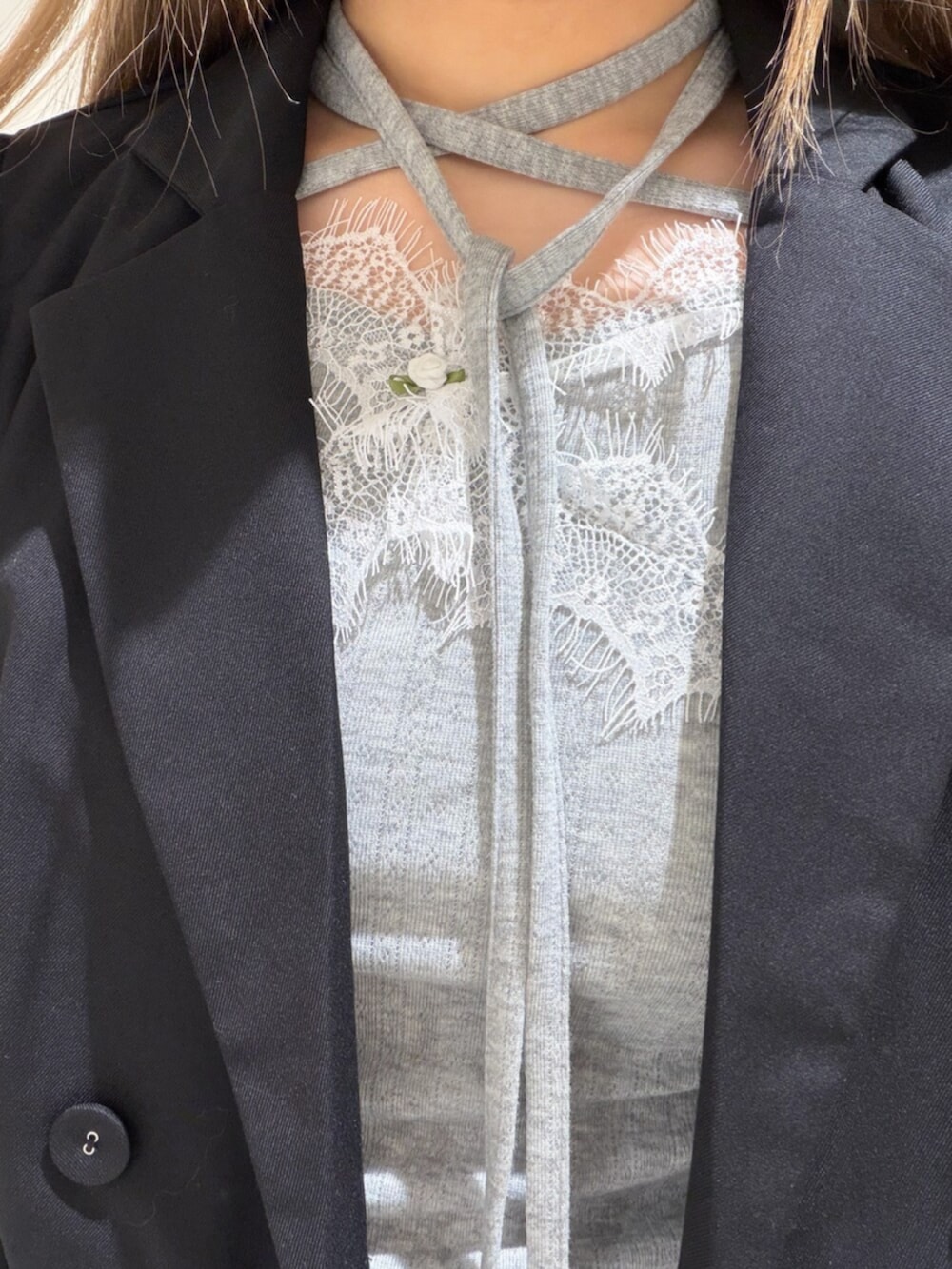 ブラック系のローファー、ブラック系のテーラードジャケット、グレー系のTシャツ/カットソーを着用したレディースの冬コーディネートの5枚目の写真