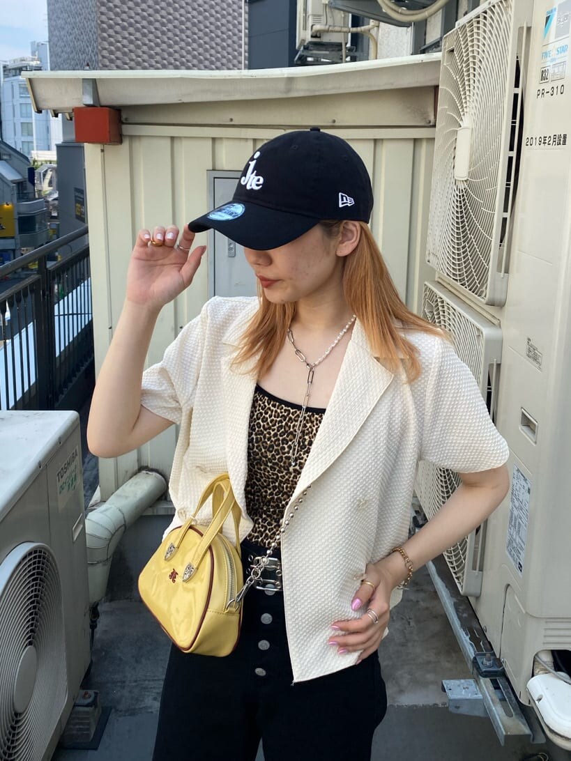 ブラック系のデニムパンツ、ホワイト系のシャツ/ブラウス、ブラック系のその他シューズを着用したレディースの夏コーディネートの5枚目の写真