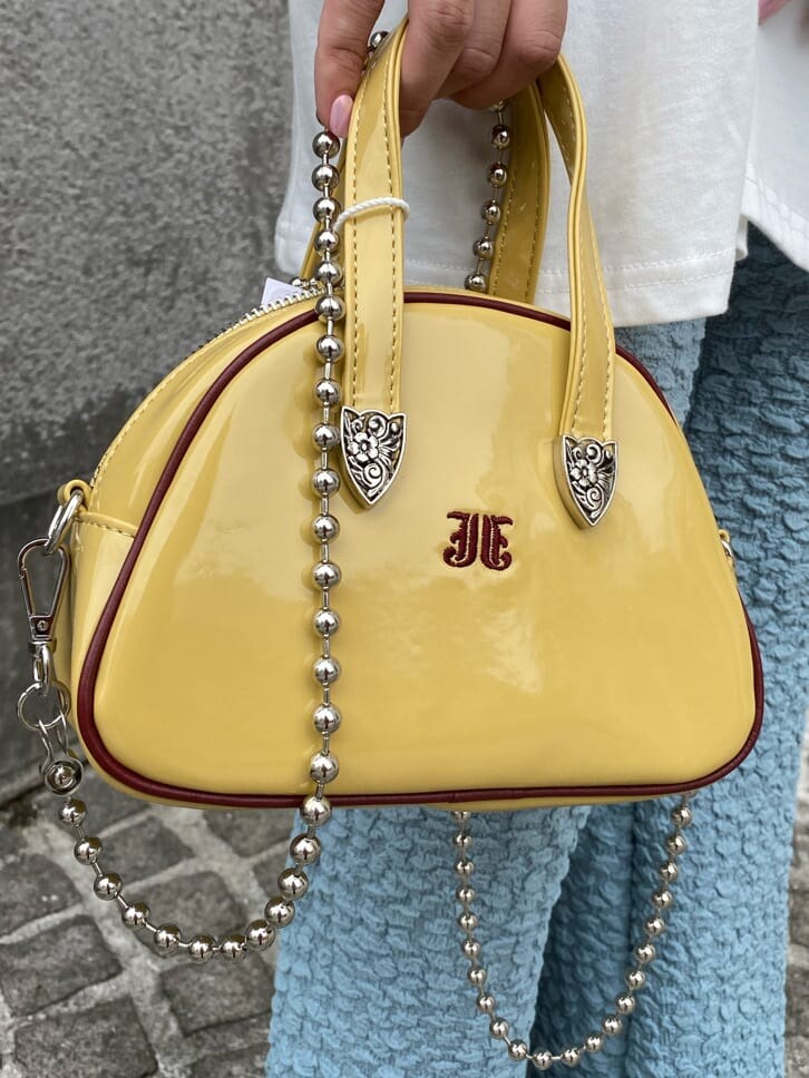 グリーン系のTシャツ/カットソー、ブルー系のその他パンツ、ブラック系のその他シューズを着用したレディースの夏コーディネートの10枚目の写真