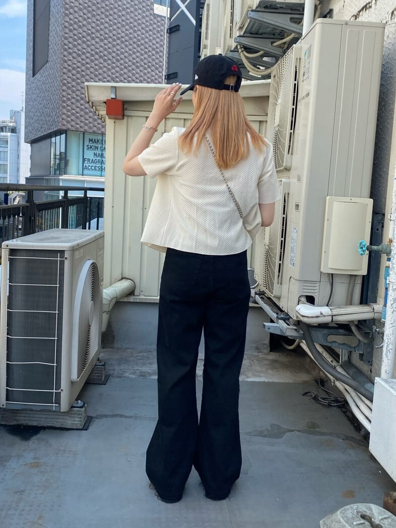 ブラック系のデニムパンツ、ホワイト系のシャツ/ブラウス、ブラック系のその他シューズを着用したレディースの夏コーディネートの4枚目の写真