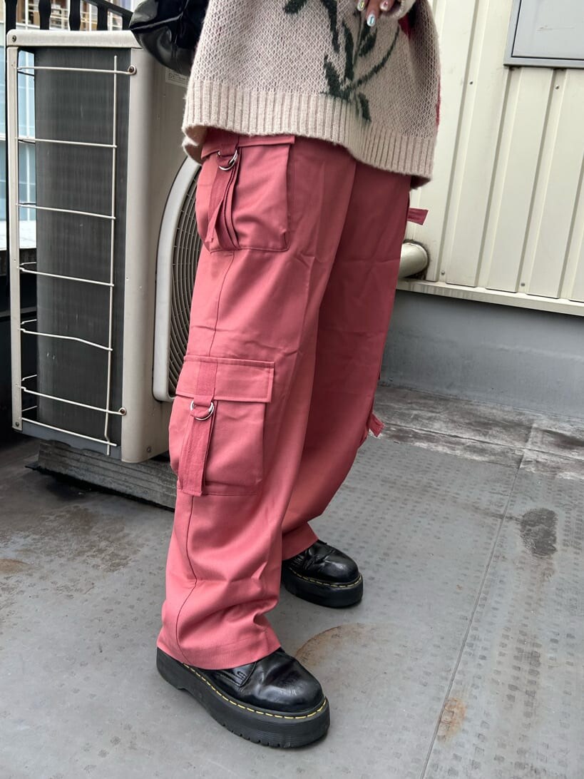 ブラック系のハンドバッグ、ブラック系のその他シューズ、ホワイト系のニット/セーターを着用したレディースの秋コーディネートの8枚目の写真