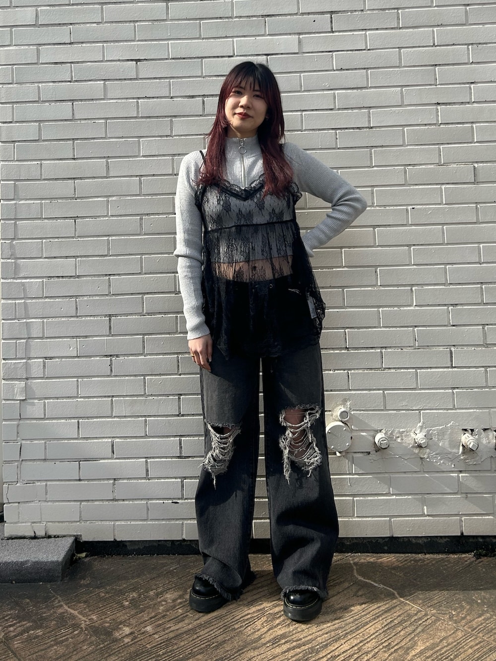 ブラック系のその他パンツ、グレー系のニット/セーター、ブラック系のキャミソールを着用したレディースの冬コーディネートの2枚目の写真