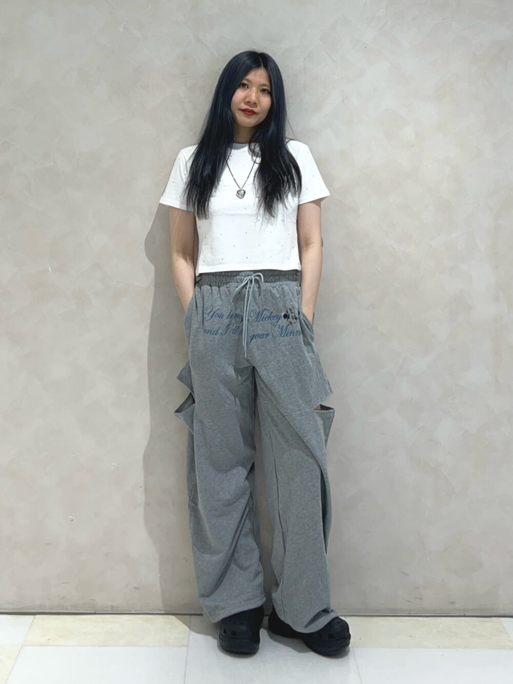 ホワイト系のTシャツ/カットソー、ブラック系のその他シューズ、グレー系のスウェットパンツを着用したレディースの夏コーディネートの2枚目の写真