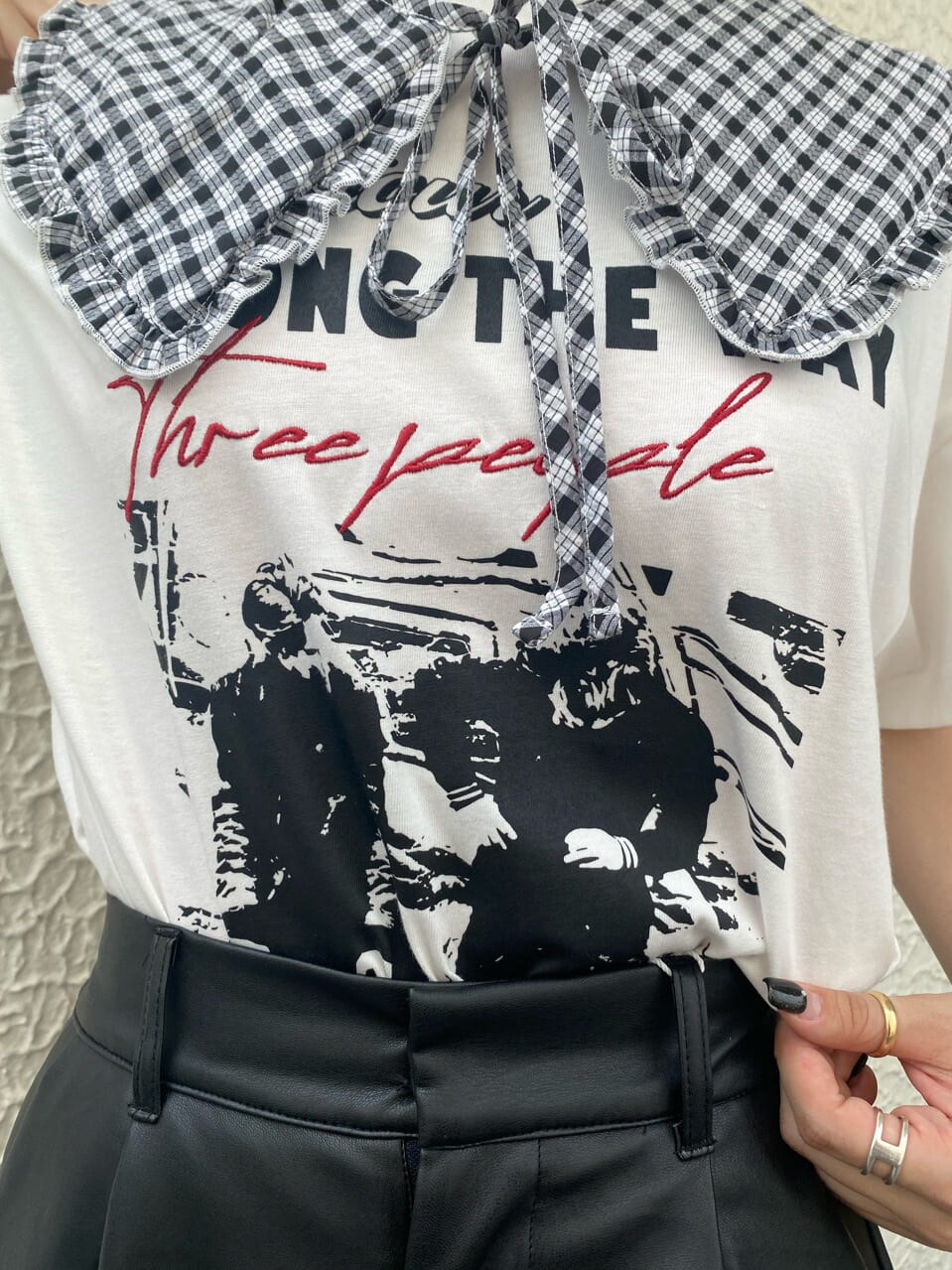 ブラック系のブーツ、ホワイト系のTシャツ/カットソー、ホワイト系のボストンバッグを着用したレディースの夏コーディネートの7枚目の写真