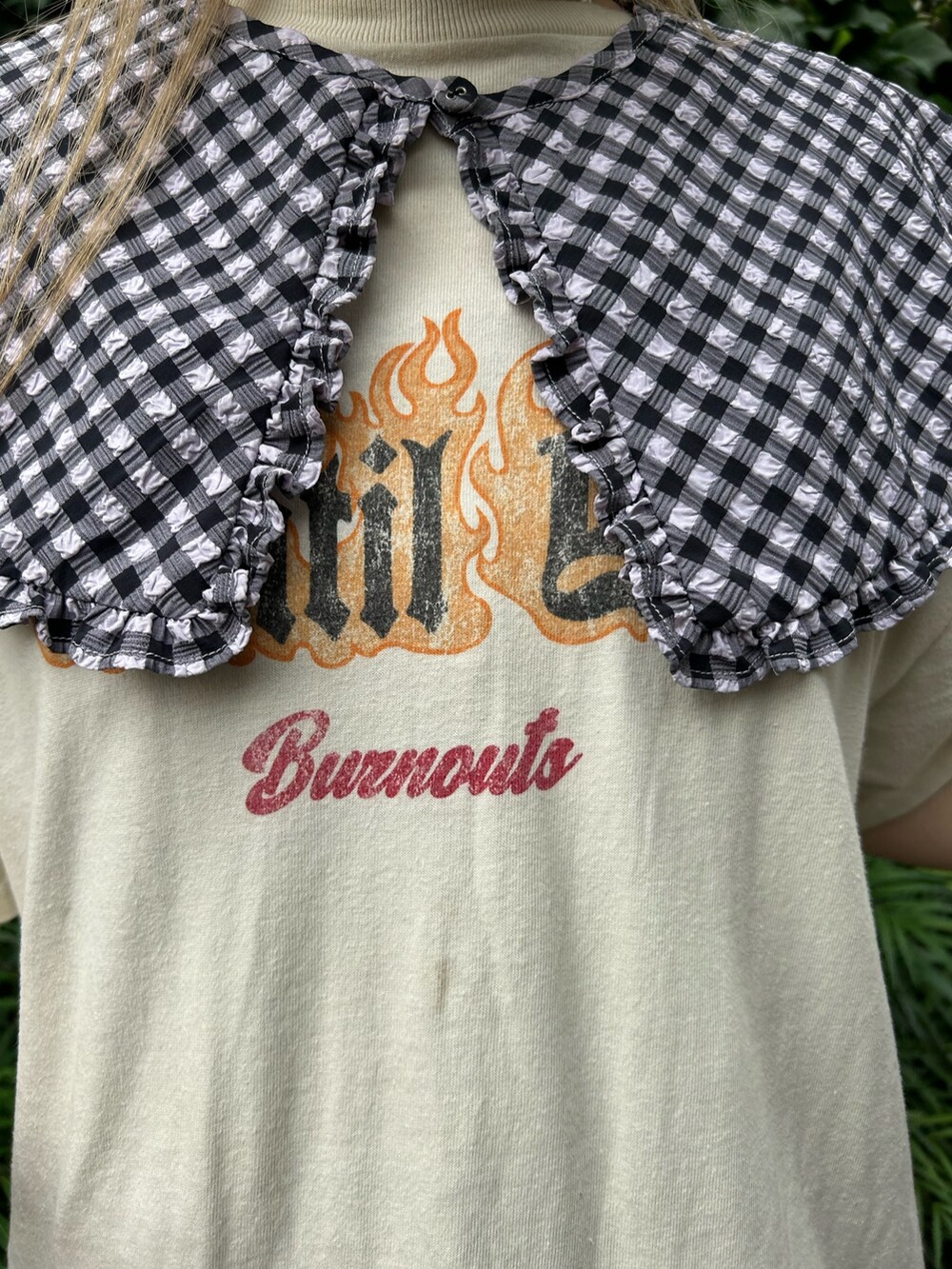 ブラック系のブーツ、パープル系のワンピース、ホワイト系のTシャツ/カットソーを着用したレディースの夏コーディネートの5枚目の写真