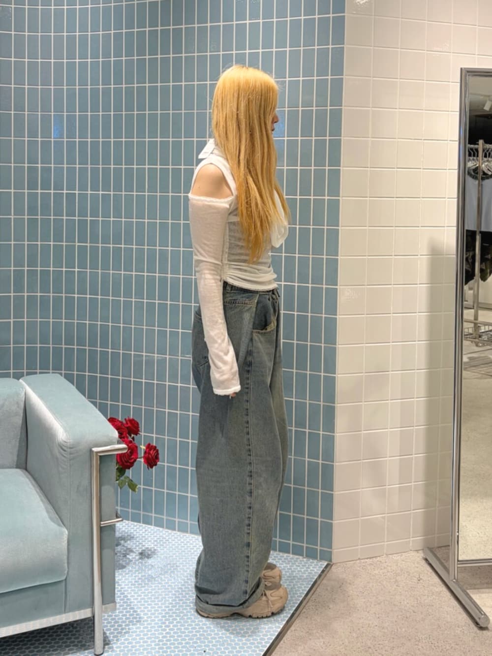 ブルー系のデニムパンツ、グレー系のタンクトップ、ホワイト系のTシャツ/カットソーを着用したレディースの夏コーディネートの2枚目の写真