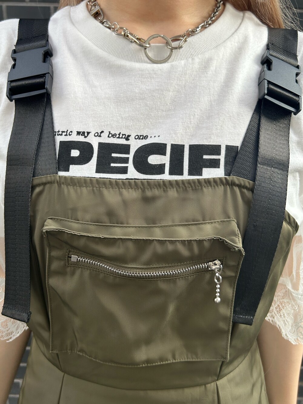 ブラック系のブーツ、グリーン系のジャンパースカート、ホワイト系のTシャツ/カットソーを着用したレディースの夏コーディネートの6枚目の写真