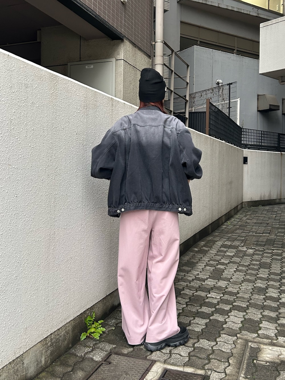 ブラック系のスニーカー、ピンク系のその他パンツ、ホワイト系のTシャツ/カットソーを着用したレディースの春コーディネートの3枚目の写真