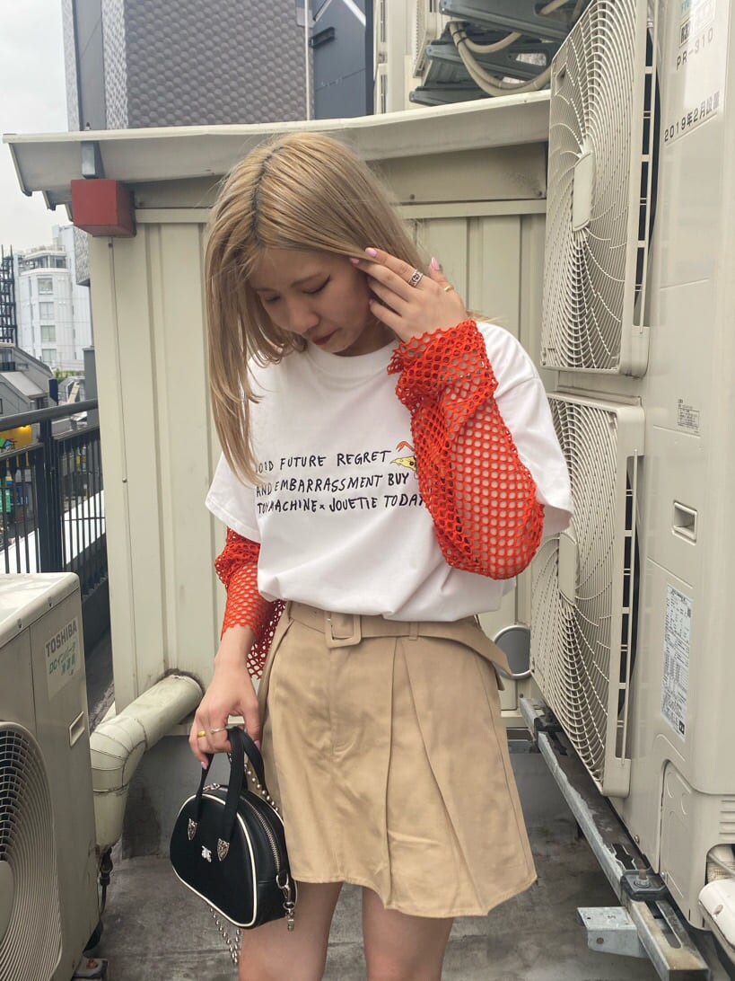 オレンジ系のTシャツ/カットソー、ベージュ系のその他パンツ、ブラック系のその他シューズを着用したレディースの夏コーディネートの5枚目の写真