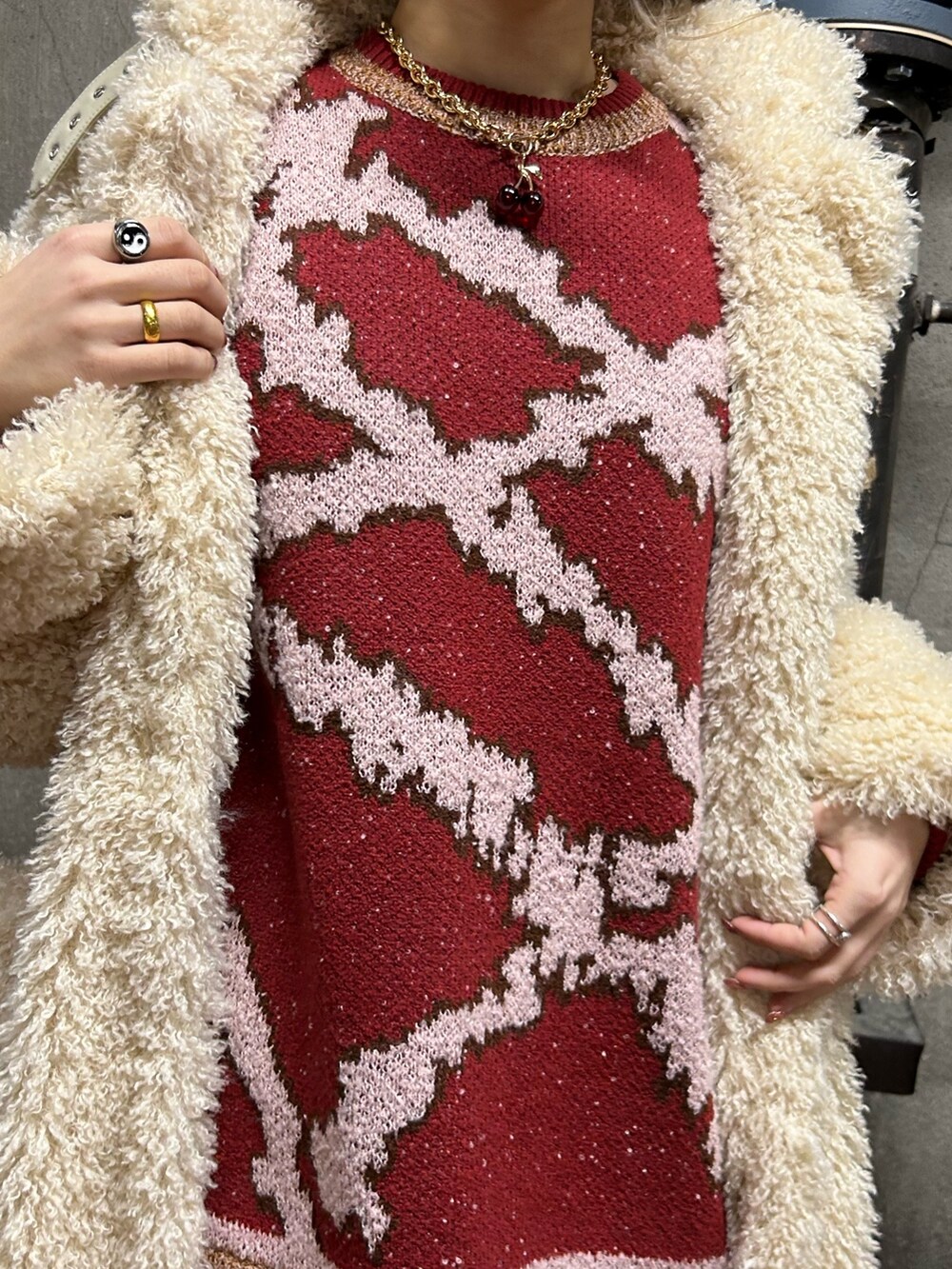レッド系のニット/セーター、ブルー系のデニムパンツ、ホワイト系のその他アウターを着用したレディースの冬コーディネートの4枚目の写真