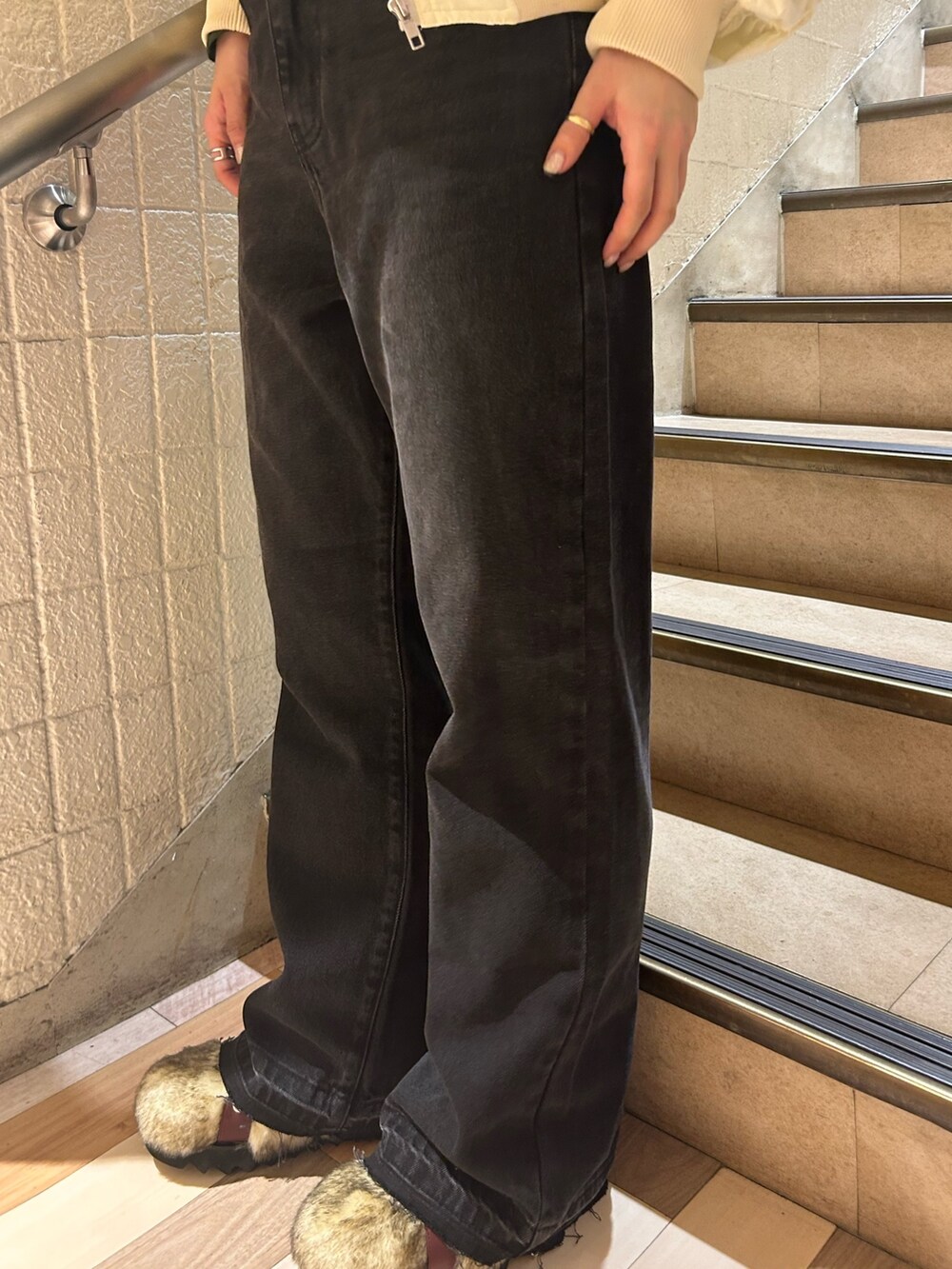 ベージュ系のブーツ、ブラック系のデニムパンツ、ホワイト系のMA-1を着用したレディースの秋コーディネートの8枚目の写真