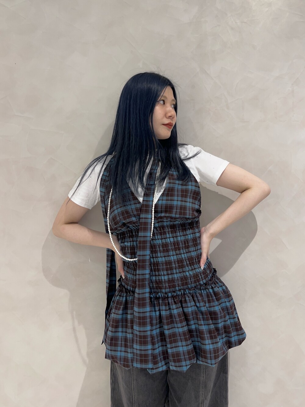 ブラウン系のワンピース、ホワイト系のTシャツ/カットソー、ブラック系のデニムパンツを着用したレディースの夏コーディネートの5枚目の写真