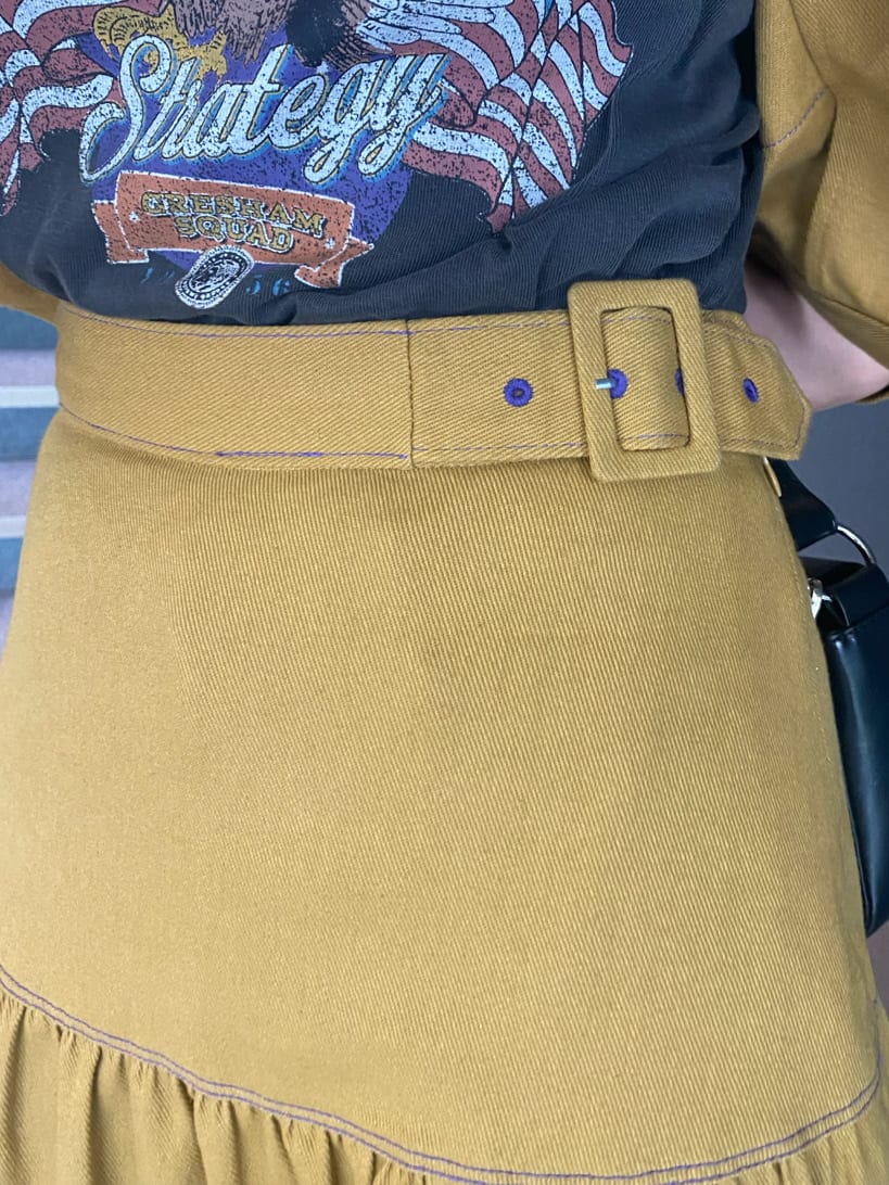 ブラック系のその他シューズ、ブラック系のTシャツ/カットソー、ブラック系のハンドバッグを着用したレディースの秋コーディネートの7枚目の写真